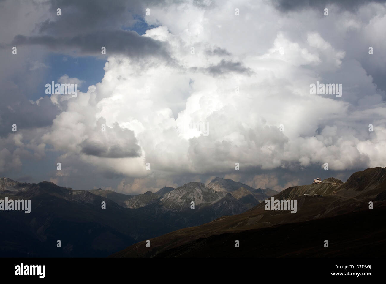 Cloud computing al di sopra del Jakobshorn e Jakobshorn seggiovia stazione e hotel dalla Jatzhorn Davos Grigioni Svizzera Foto Stock