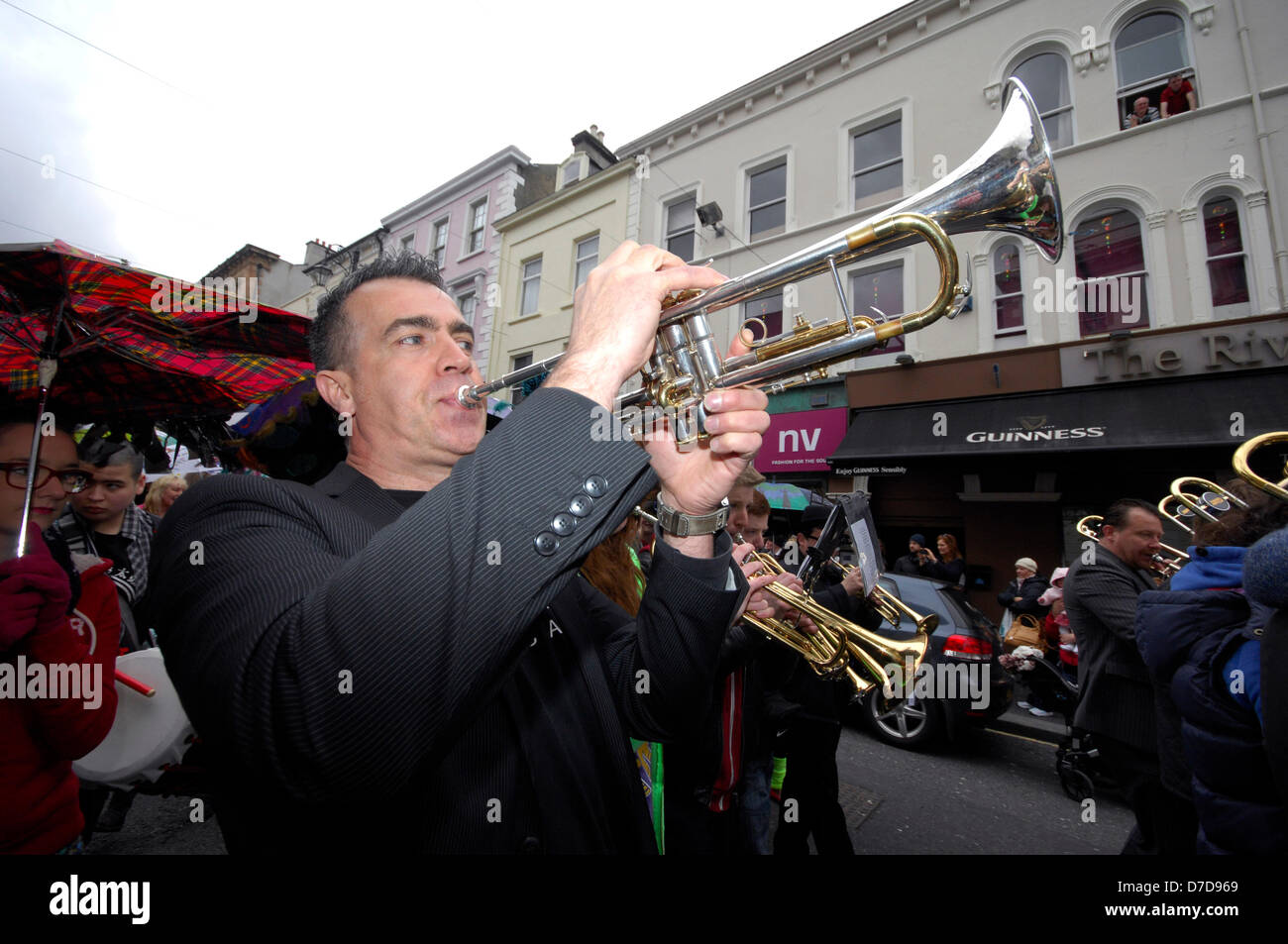 Londonderry, Irlanda del Nord, Regno Unito. Il 4 maggio 2013. Joep Habraken dal JayDee 8 - Pezzo Brass Band che suona la tromba al Jazz festival street parade NEL REGNO UNITO Città della cultura per il 2013. Centinaia di appassionati di jazz hanno partecipato a New Orleans una seconda linea possesso attraverso Londonderrys centro citta'. Credito: George Sweeney / Alamy Live News. Credito: George Sweeney 2013 Foto Stock