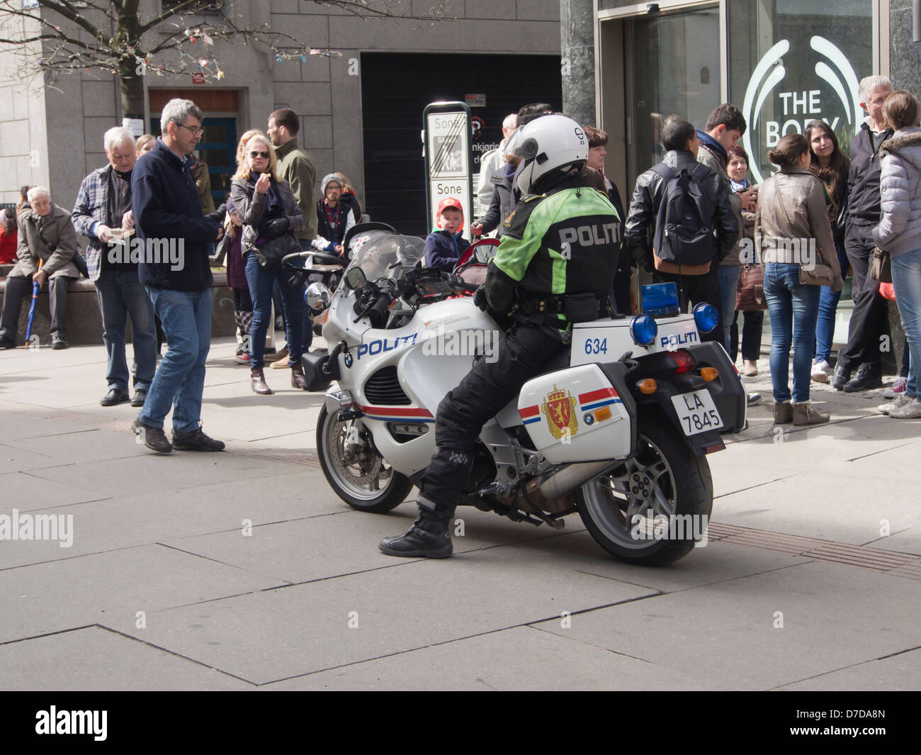 Il 1 maggio 2013, la giornata del lavoro celebrazioni in Oslo Norvegia , la polizia moto pronta a condurre la sfilata / dimostrazione Foto Stock