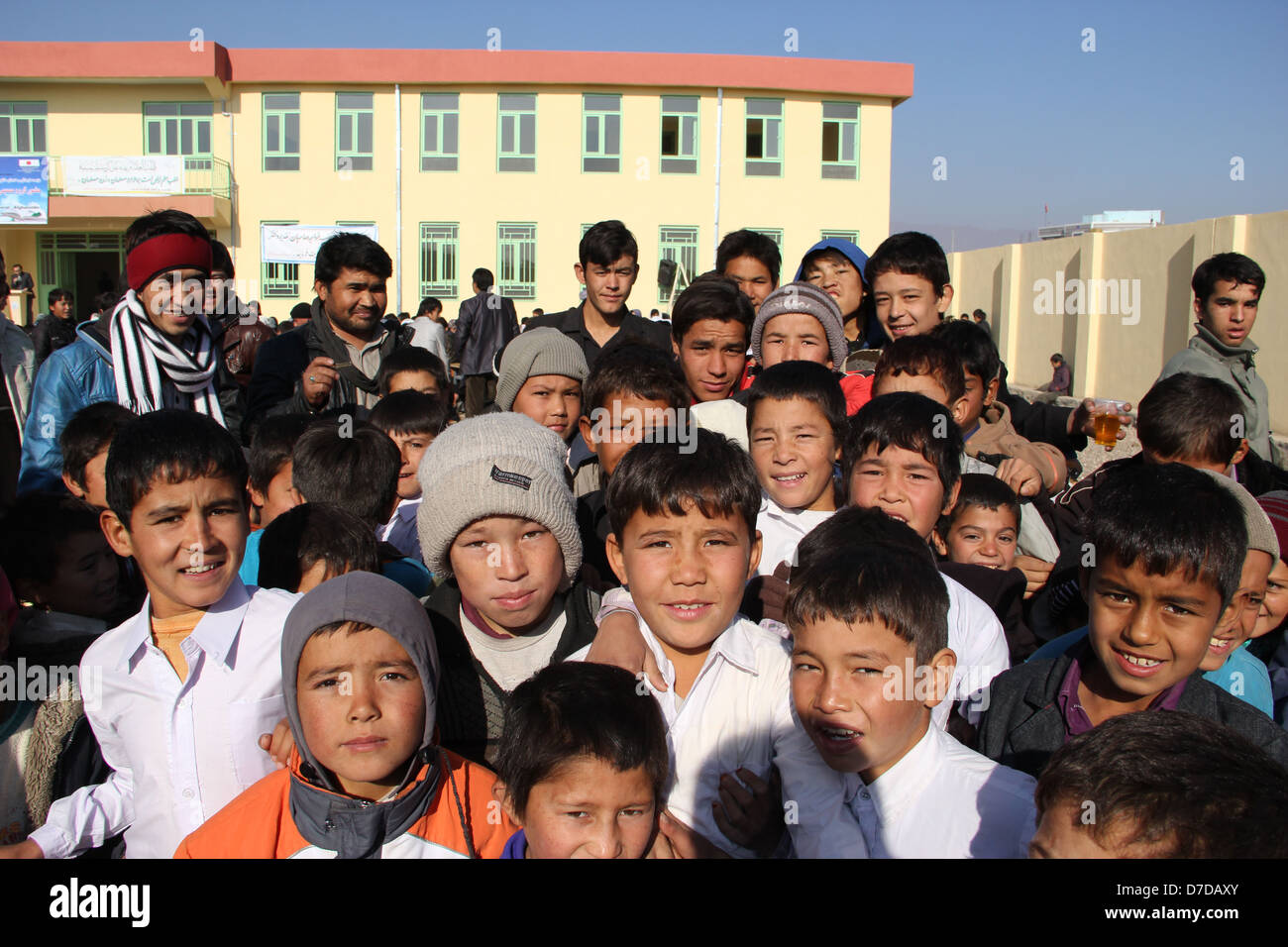 Gli studenti sono nella cerimonia inaugurale di Hakim Abad scuola nella provincia di Herat, sono felici del loro edificio scolastico Foto Stock