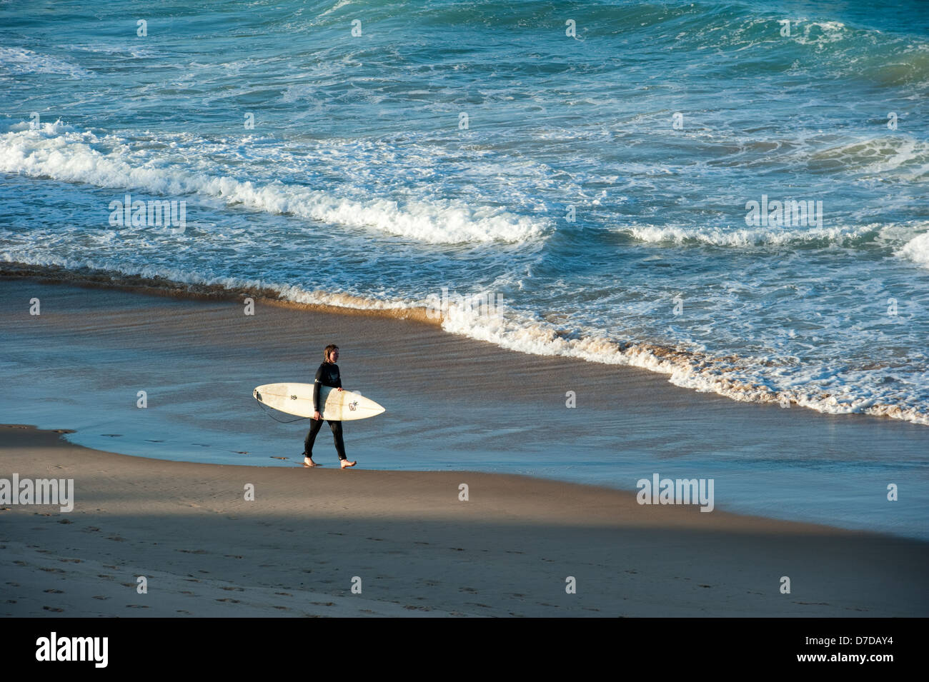 Surfer sulla spiaggia, Tofo, Mozambico Foto Stock