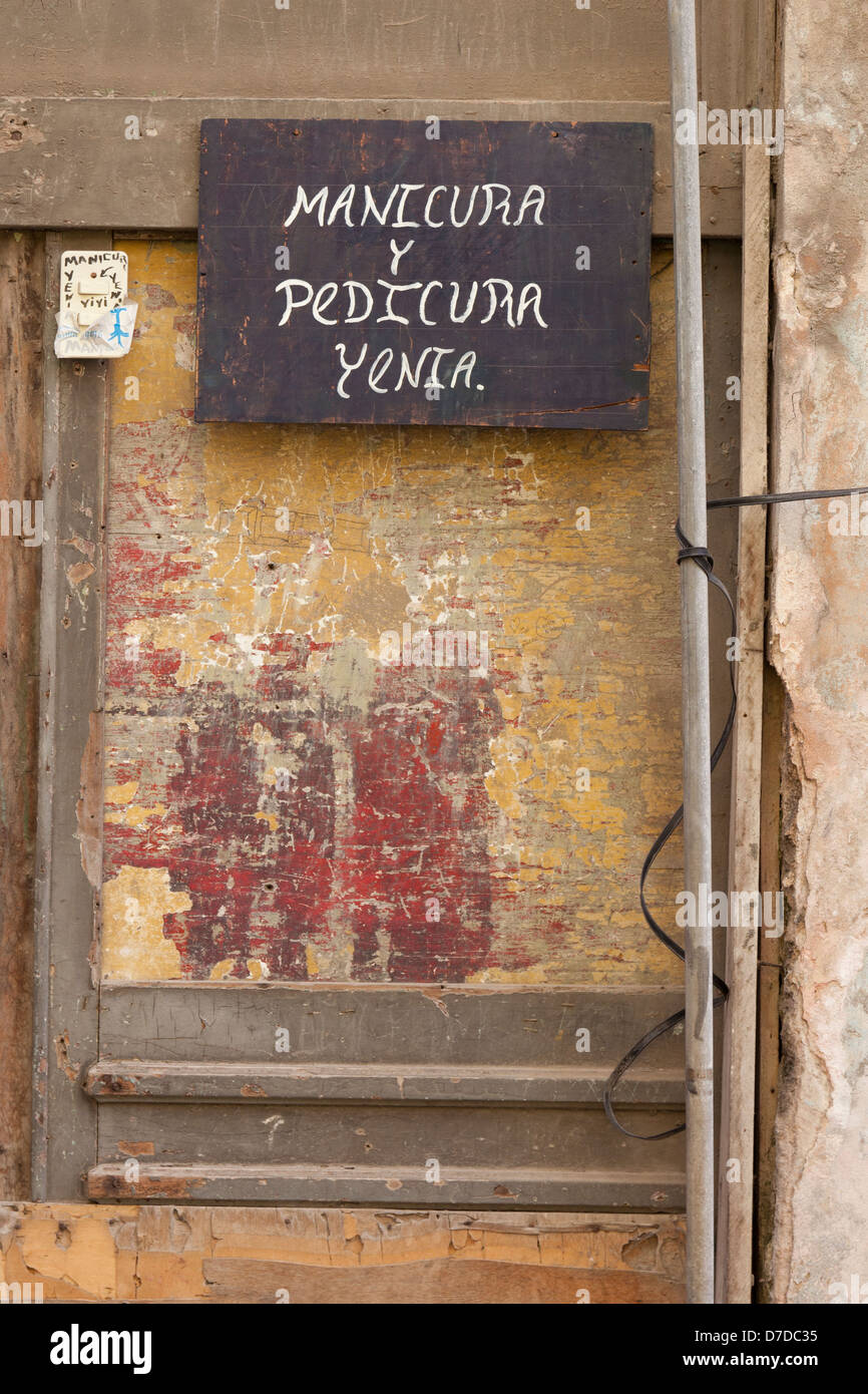 Manicure e pedicure nelle strade di La Habana, Cuba Foto Stock