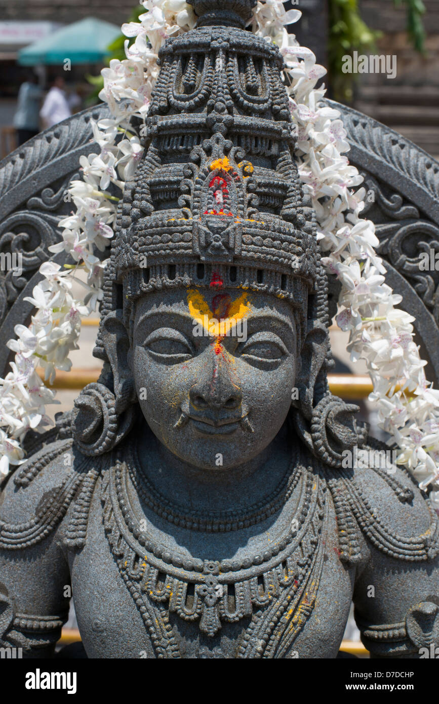 Una statua in granito della divinità Indù Garuda custodisce il tempio Chennakesava a Belur, vicino Hassan in Karnataka, India Foto Stock