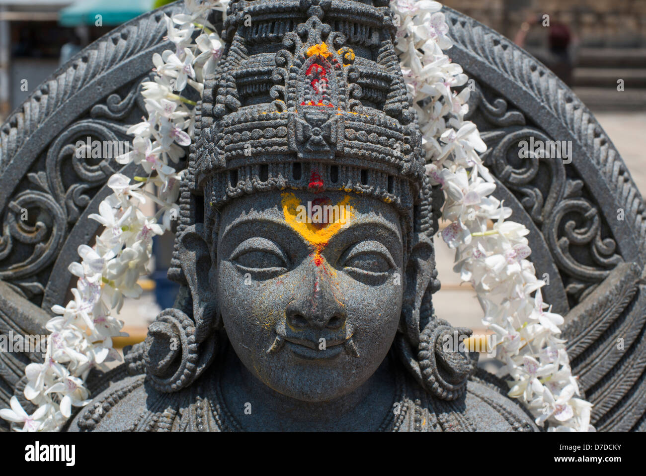 Una statua in granito della divinità Indù Garuda custodisce il tempio Chennakesava a Belur, vicino Hassan in Karnataka, India Foto Stock