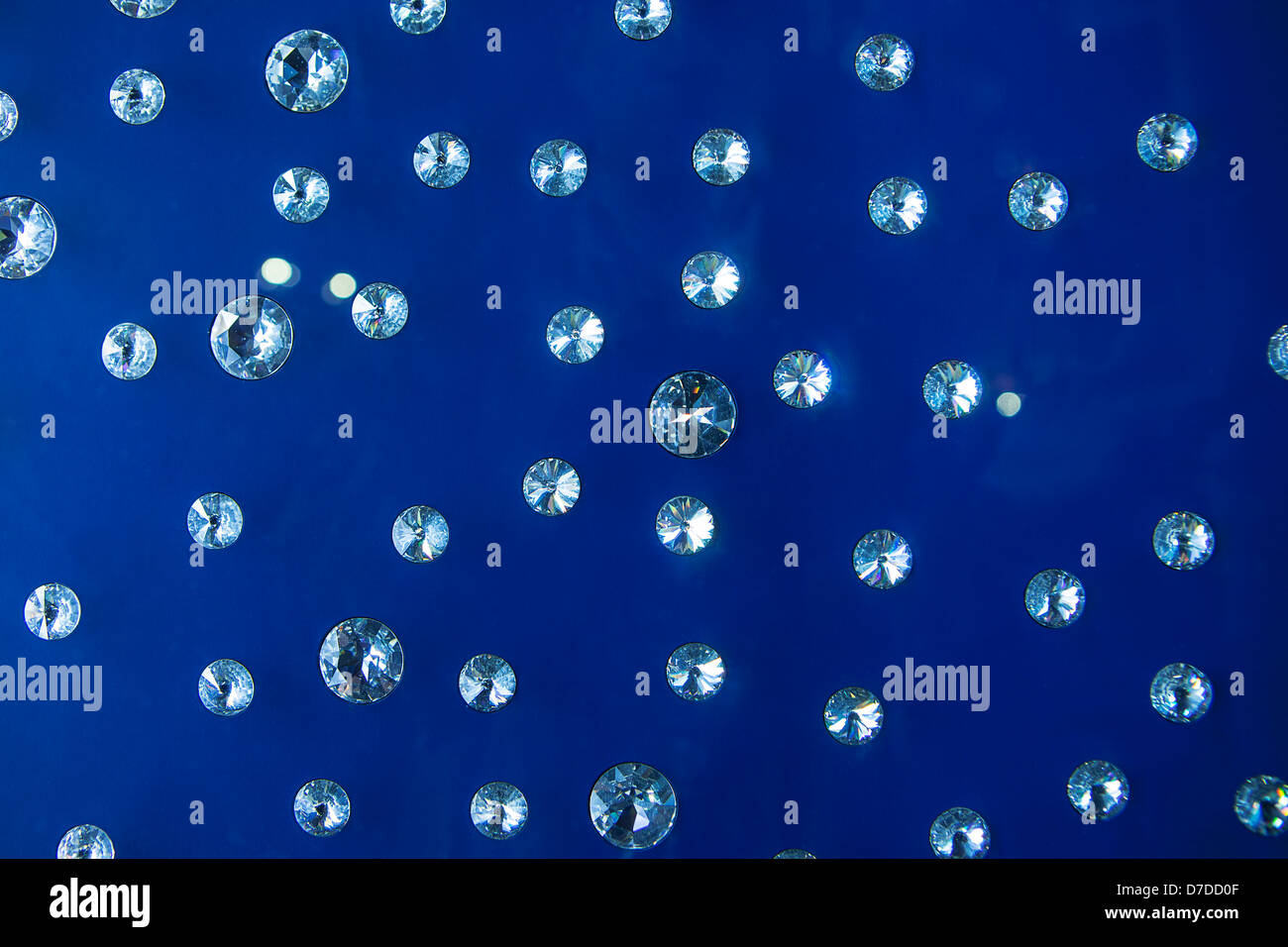 Cristalli a chiazze su sfondo blu Foto Stock