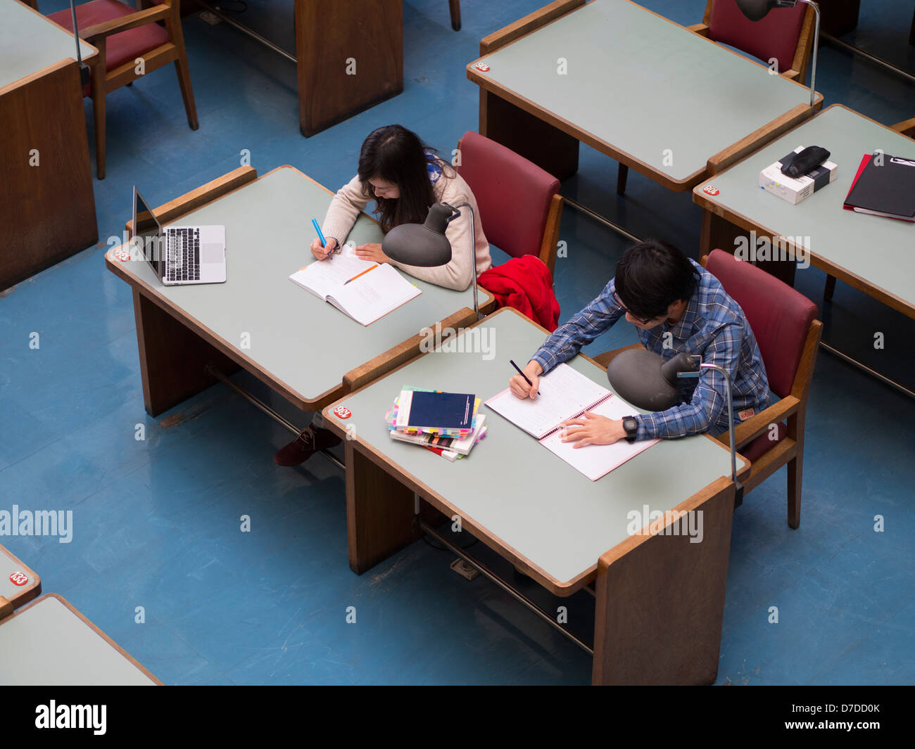 Vista aerea di due studenti asiatici che studiare Foto Stock