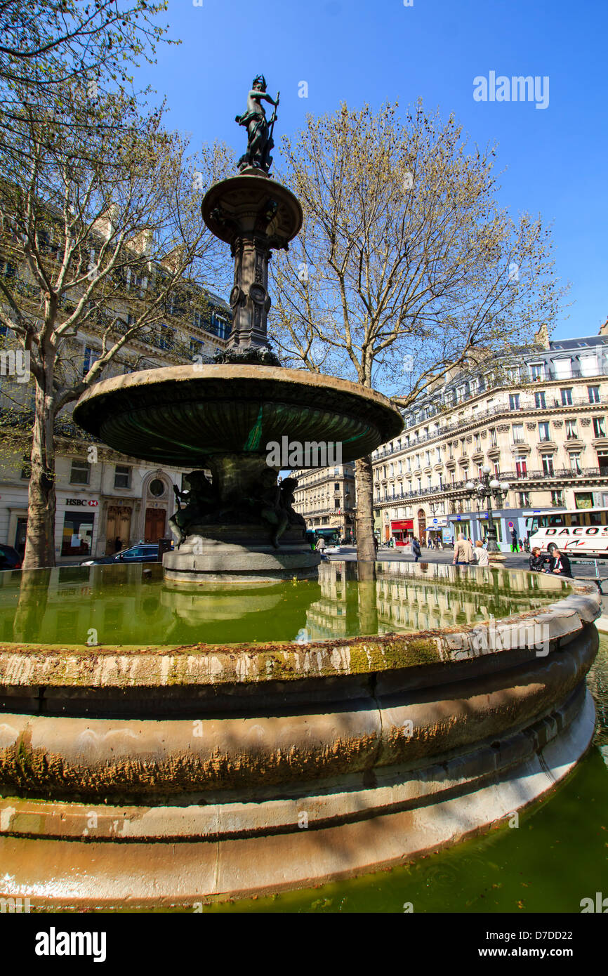 Vecchia fontana (Fontaine du Théâtre Français) in Opera Garnier quartier a Parigi da inizio primavera Foto Stock
