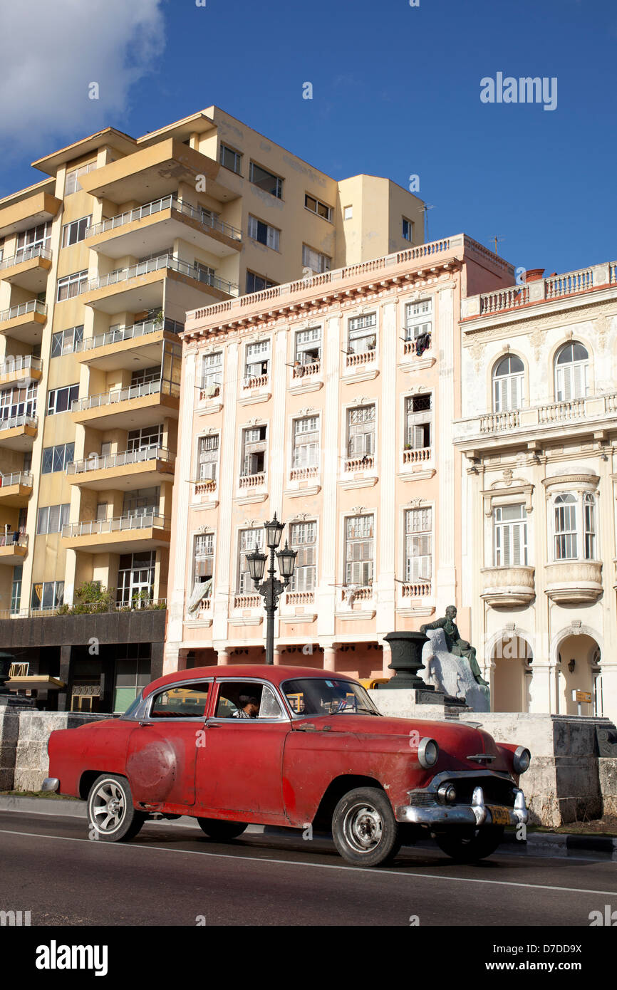 Vecchia auto d'epoca nelle strade di La Habana, Cuba Foto Stock