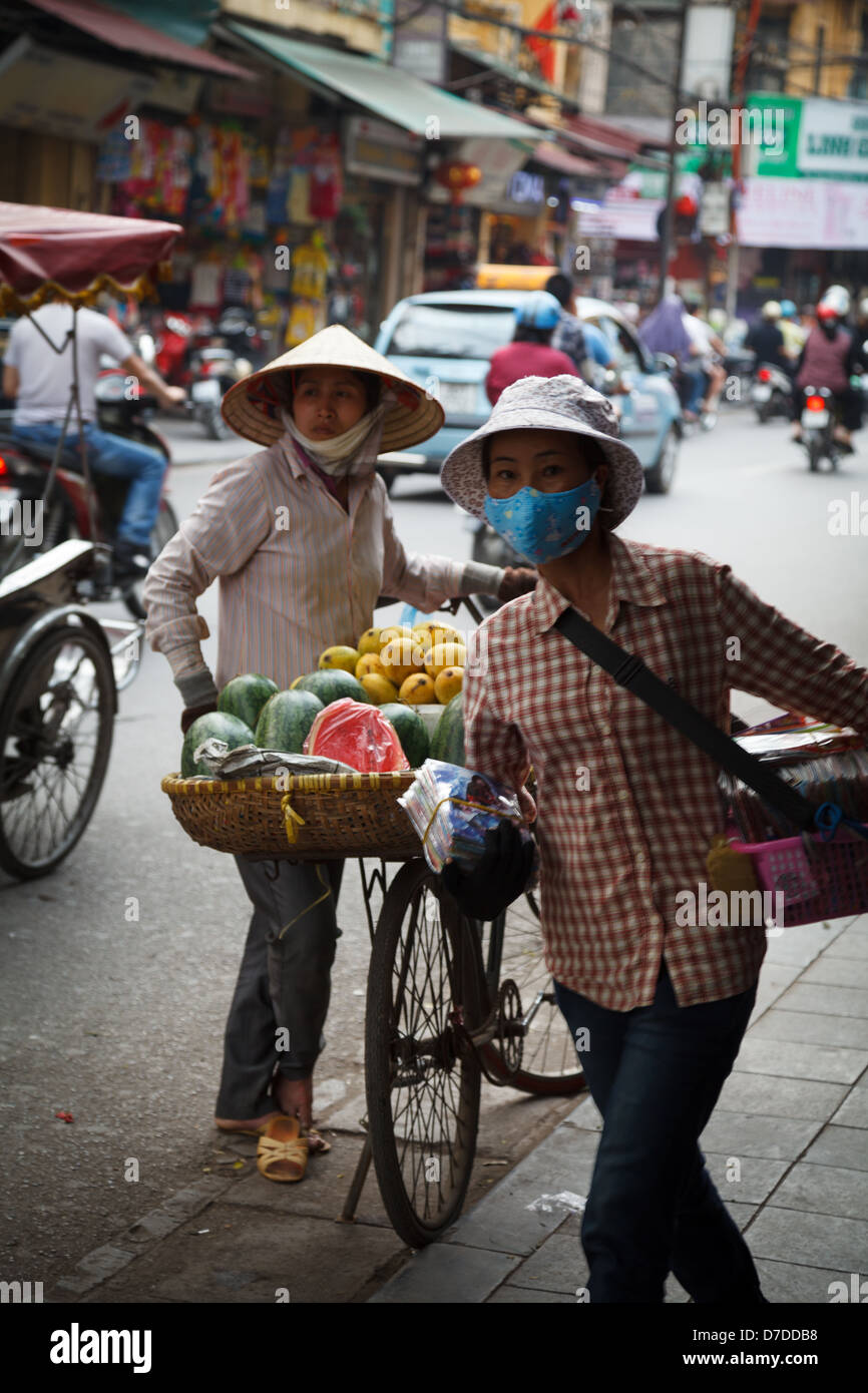 I venditori ambulanti nel vecchio quartiere, Hanoi Foto Stock