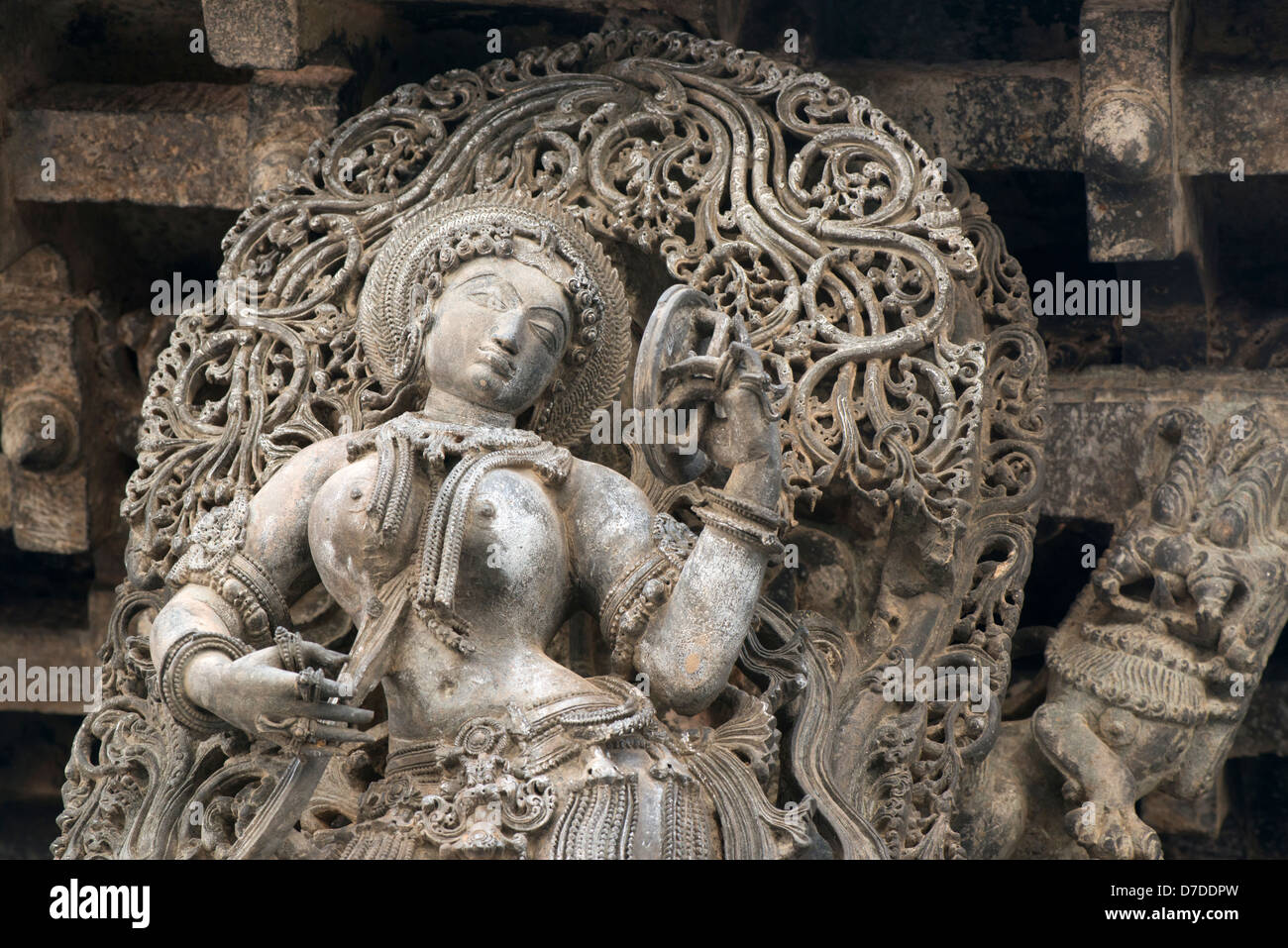 Una divinità Indù scolpiti nella pietra ollare adorna il tempio Chennakesava a Belur, vicino Hassan in Karnataka, India Foto Stock