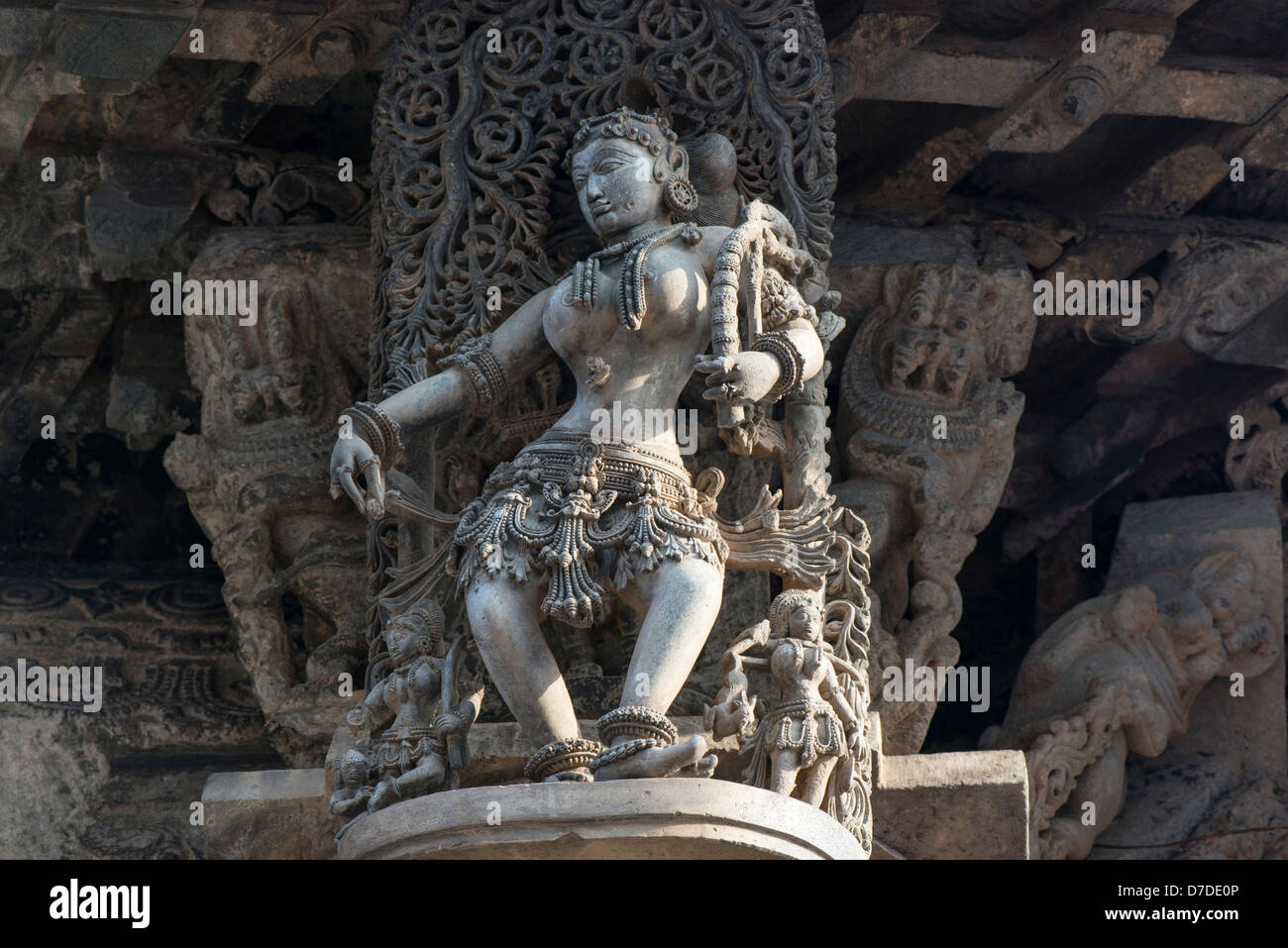 Una divinità Indù scolpiti nella pietra ollare adorna il tempio Chennakesava a Belur, vicino Hassan in Karnataka, India Foto Stock