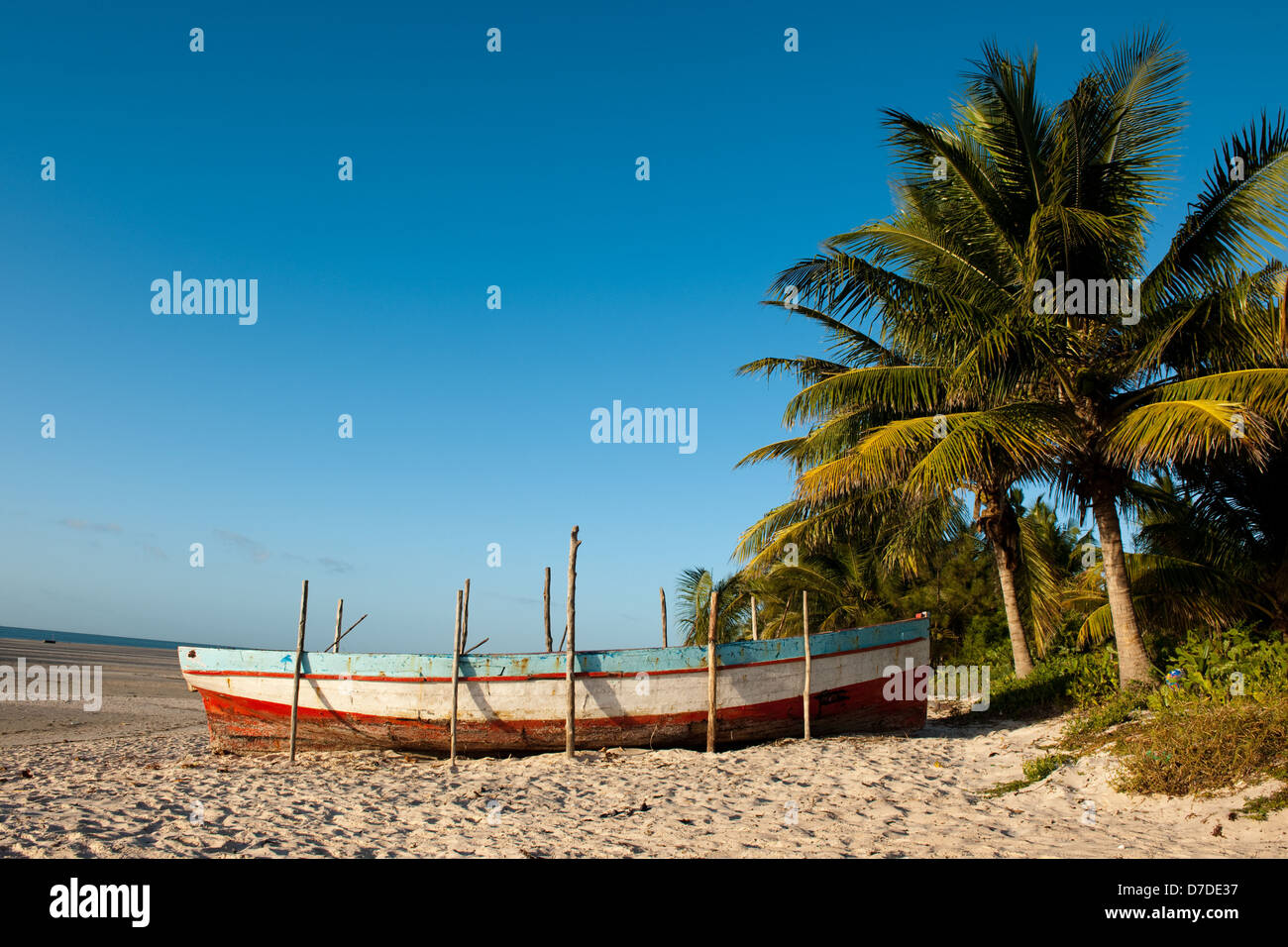 Dhow sulla spiaggia, Vilanculos, Mozambico Foto Stock
