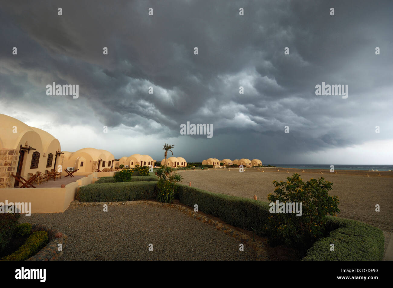 Pioggia nuvole su Marsa Sharga Eco Villaggio, Marsa Alam, Mar Rosso, Egitto Foto Stock