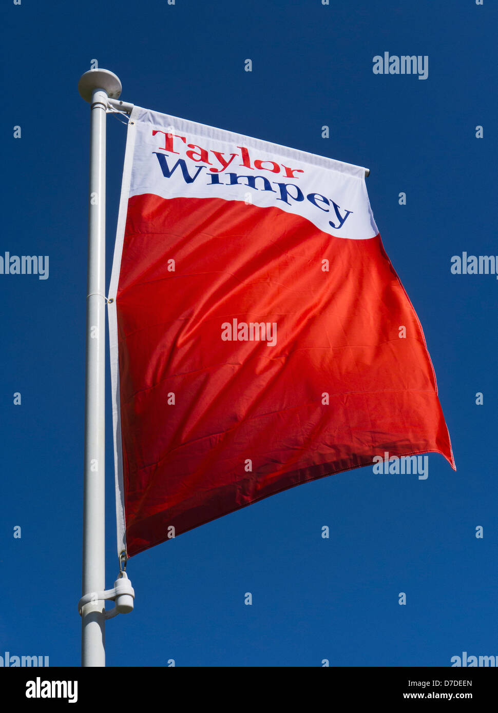Taylor Wimpey bandiere in corrispondenza di un alloggiamento dello sviluppo in King's Lynn, Norfolk. Foto Stock