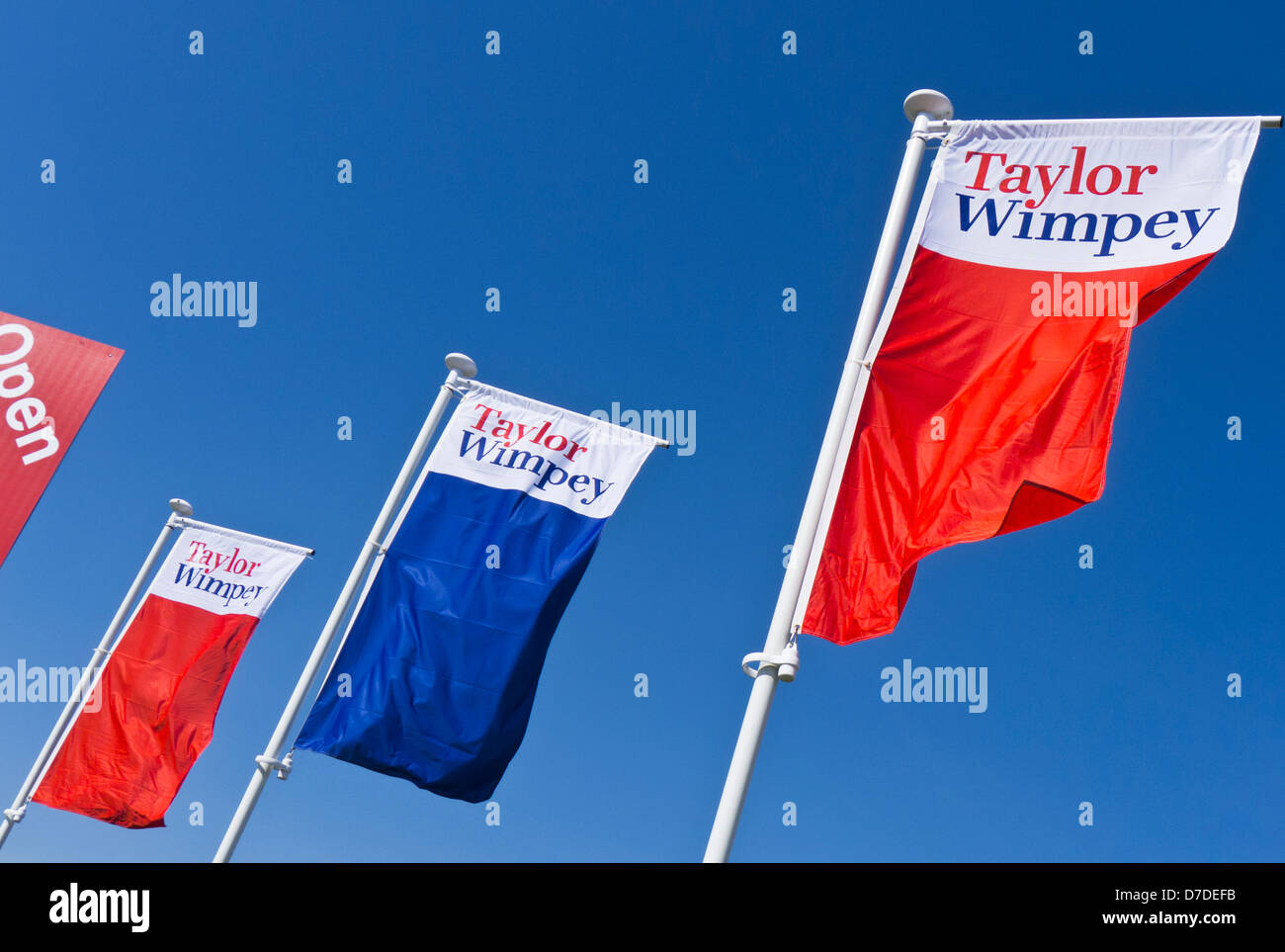 Taylor Wimpey bandiere in corrispondenza di un alloggiamento dello sviluppo in King's Lynn, Norfolk. Foto Stock