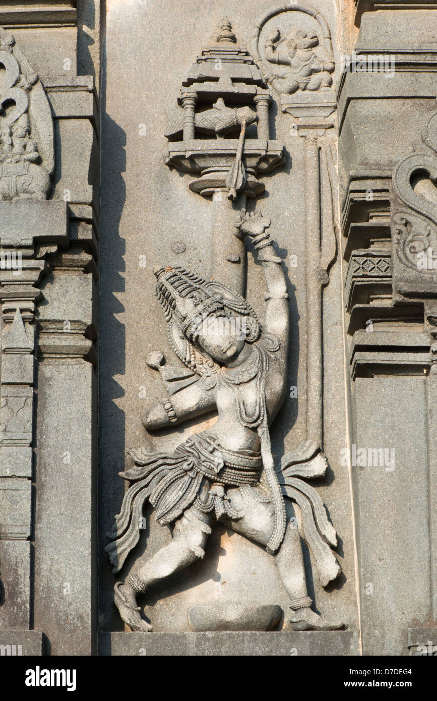 Una divinità Indù scolpito dal granito adorna il tempio Belur, vicino Hassan in Karnataka, India Foto Stock