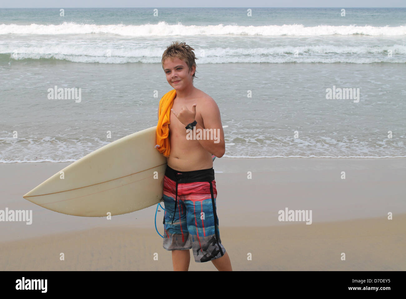 Kovalam Beach, Kerala, India, 04 maggio 2013, Spice Coast Open 2013 Surf e SUP a giornata di gara 2, 14 anno vecchio surfer Mahiran Coyborg pone per la foto dopo il calore di finitura 4 in primo luogo con 5,7 punti. Credito: Jake Charles / Alamy Live News Foto Stock