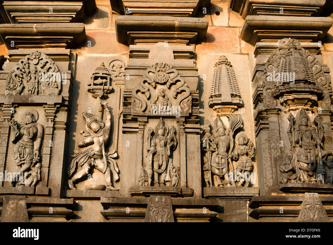 Il granito statue adornano la indù Tempio Chennakesava a Belur, vicino Hassan in Karnataka, India Foto Stock