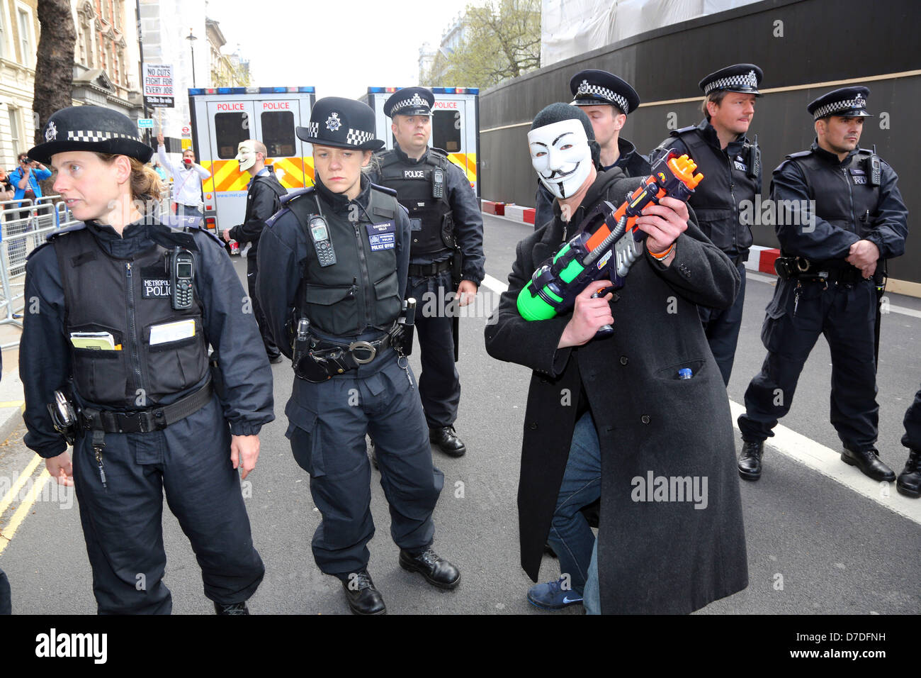 Londra, Regno Unito. Il 4 maggio 2013. I manifestanti bloccati dalla polizia all'anonimo UK anti-dimostrazione di austerità in Whitehall, uno protestor con una pistola ad acqua pistola, Londra, Inghilterra. Credito: Paul Brown / Alamy Live News Foto Stock
