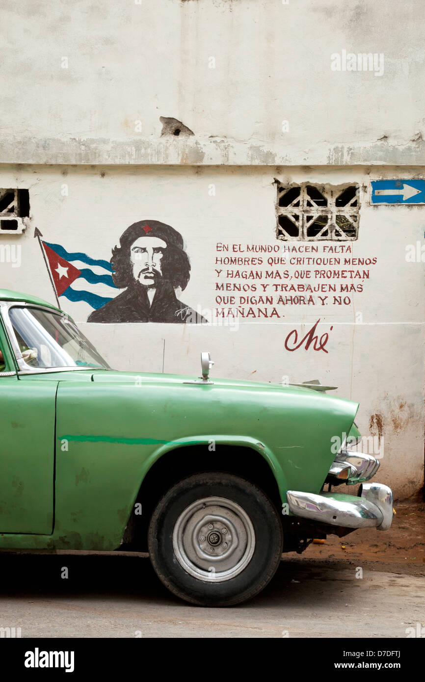 Vecchia auto d'epoca e Che Guevara slogan sulla parete Foto Stock