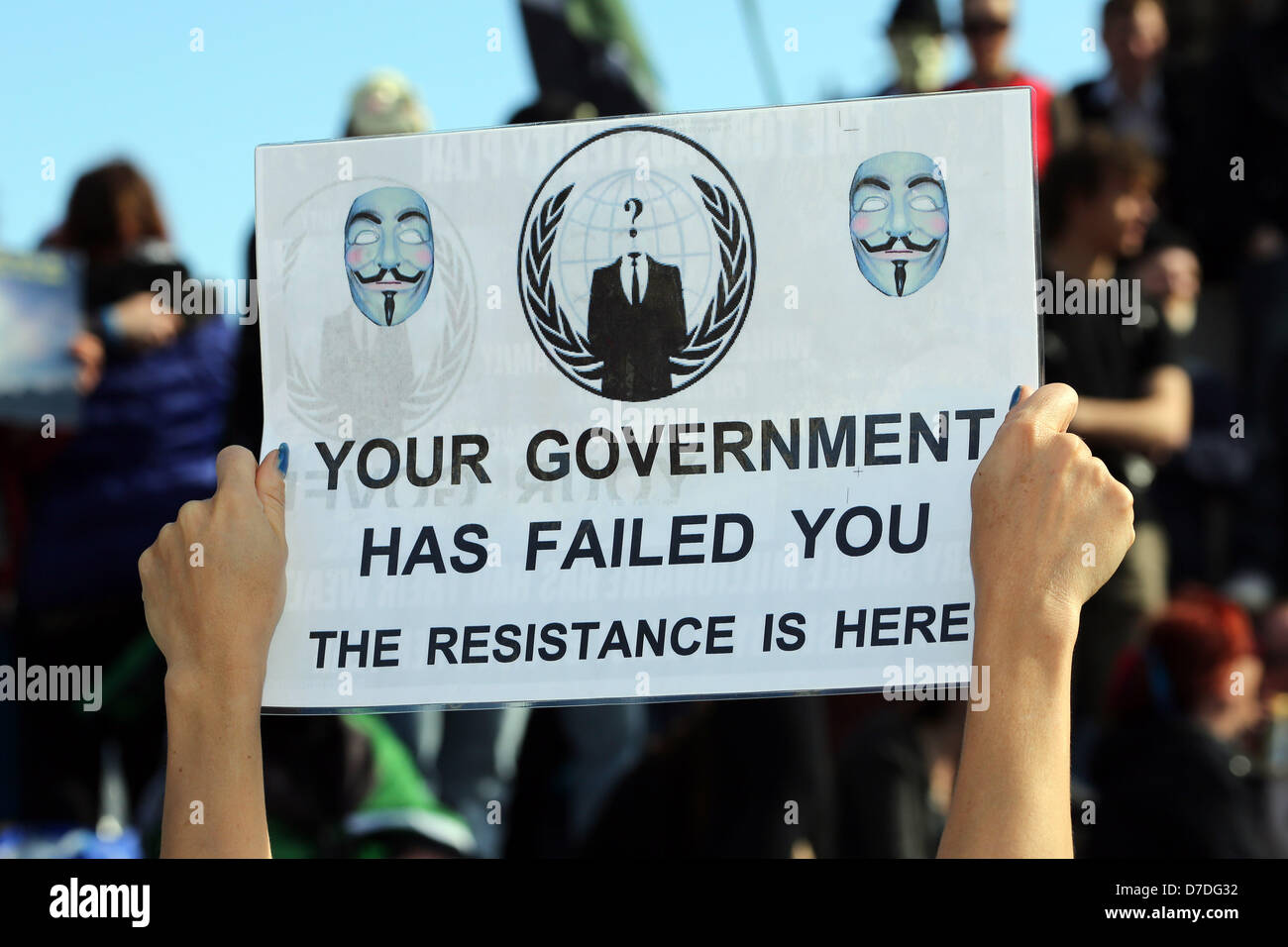 Londra, Regno Unito. Il 4 maggio 2013. I manifestanti a anonimo UK anti-dimostrazione di austerità in Trafalgar Square a Londra, Inghilterra. Credito: Paul Brown / Alamy Live News Foto Stock