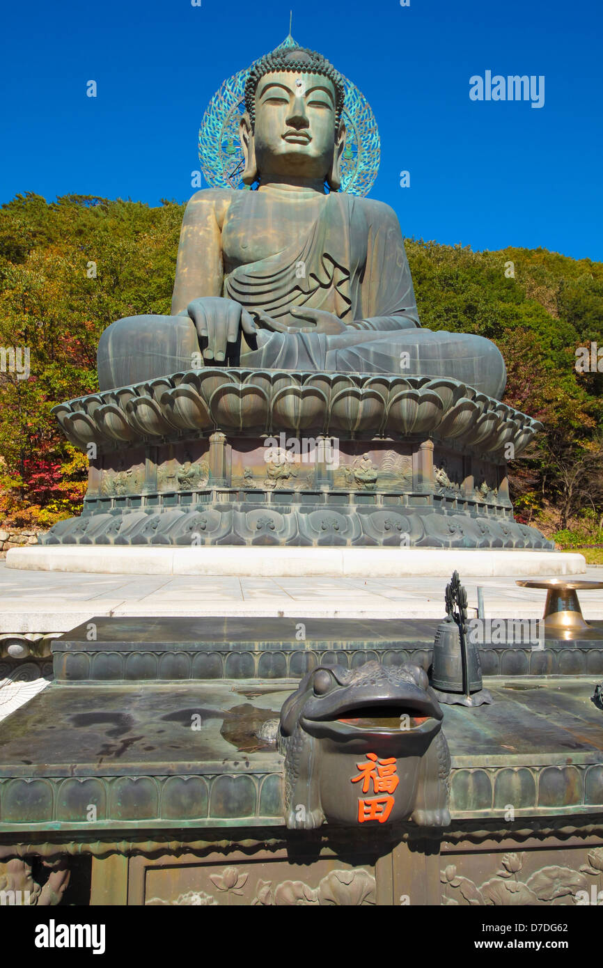Offerta di bronzo tavolo davanti la grande statua del Buddha a Seoraksan Valley, Corea del Sud. Foto Stock