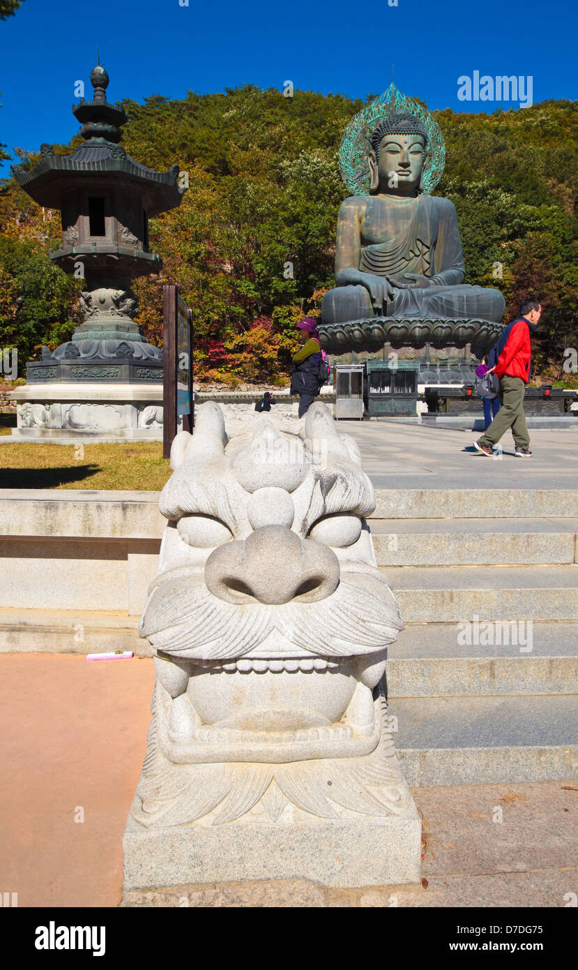 Lion statua che si trova nella parte anteriore del Seoraksan buddha. Foto Stock
