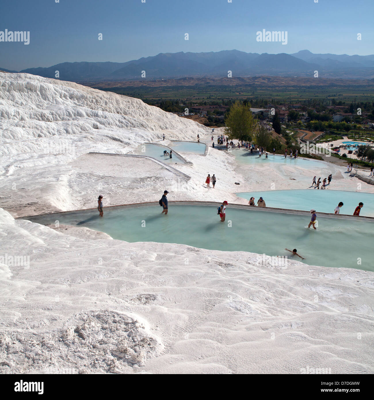 Persone aventi una vasca da bagno in travertino piscina. Pamukkale, Denizli,Turchia Foto Stock