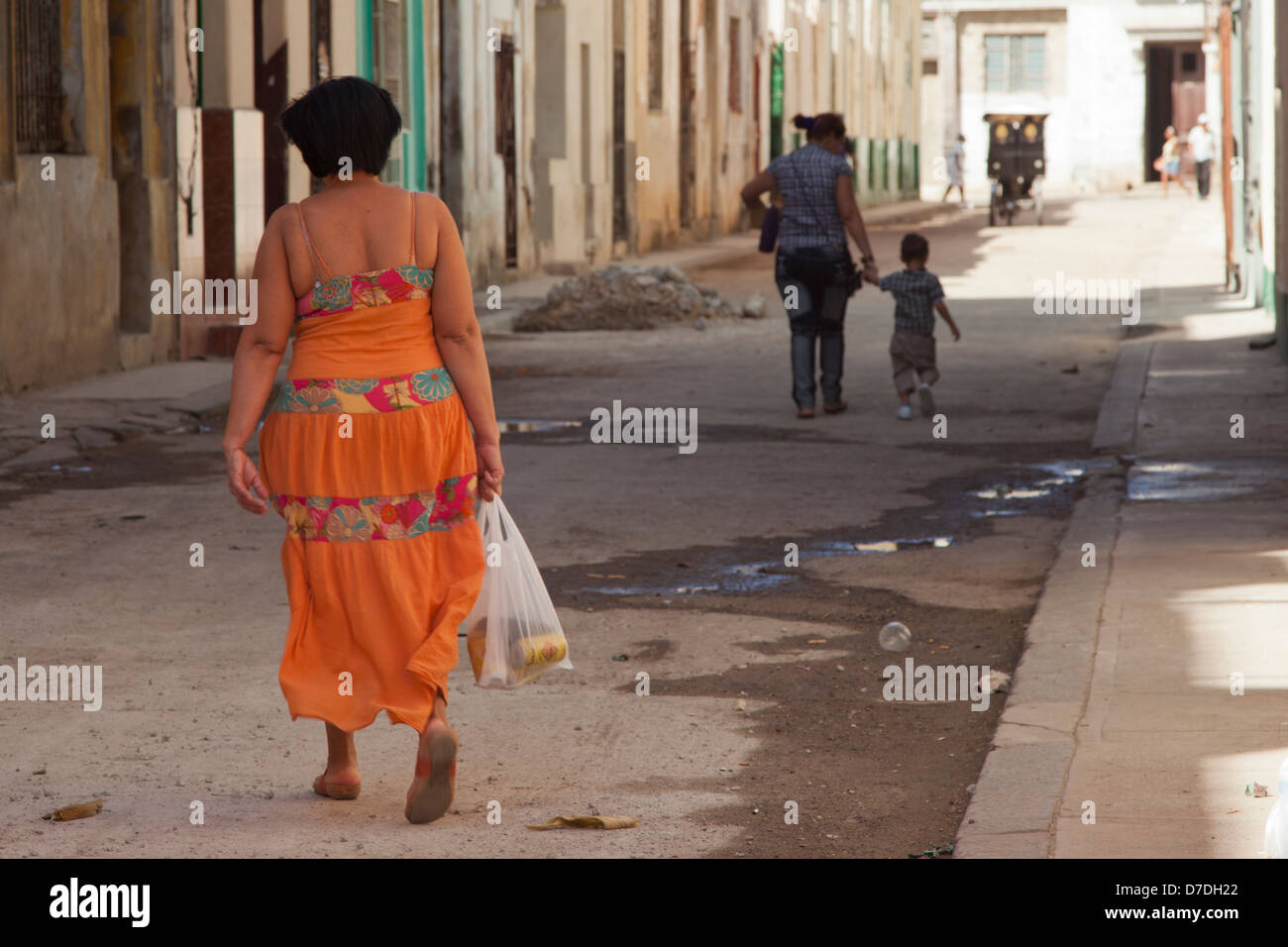 Donna che cammina per le strade di La Habana Foto Stock
