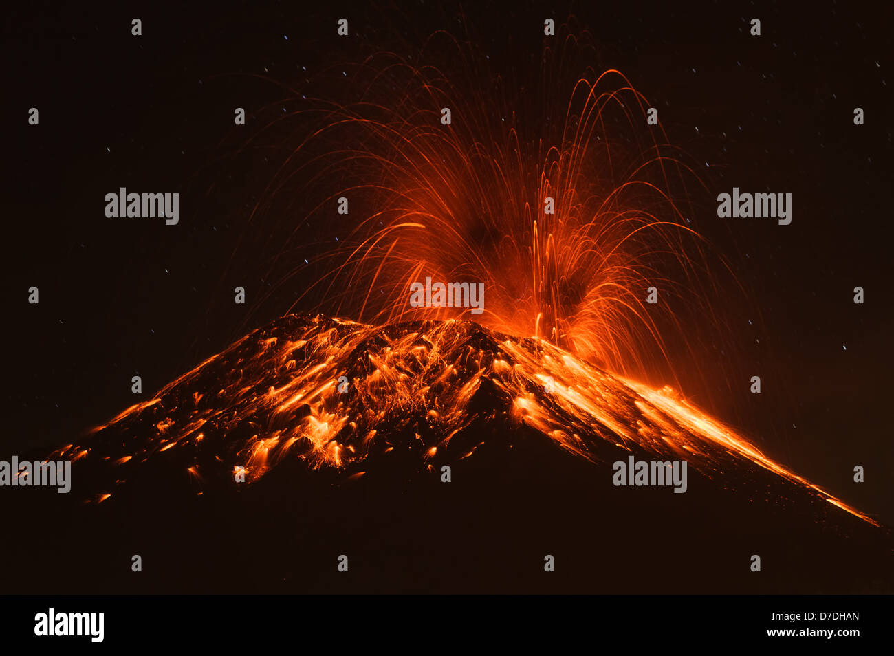 Vulcano Tungurahua eruttando Ecuador America del Sud Foto Stock