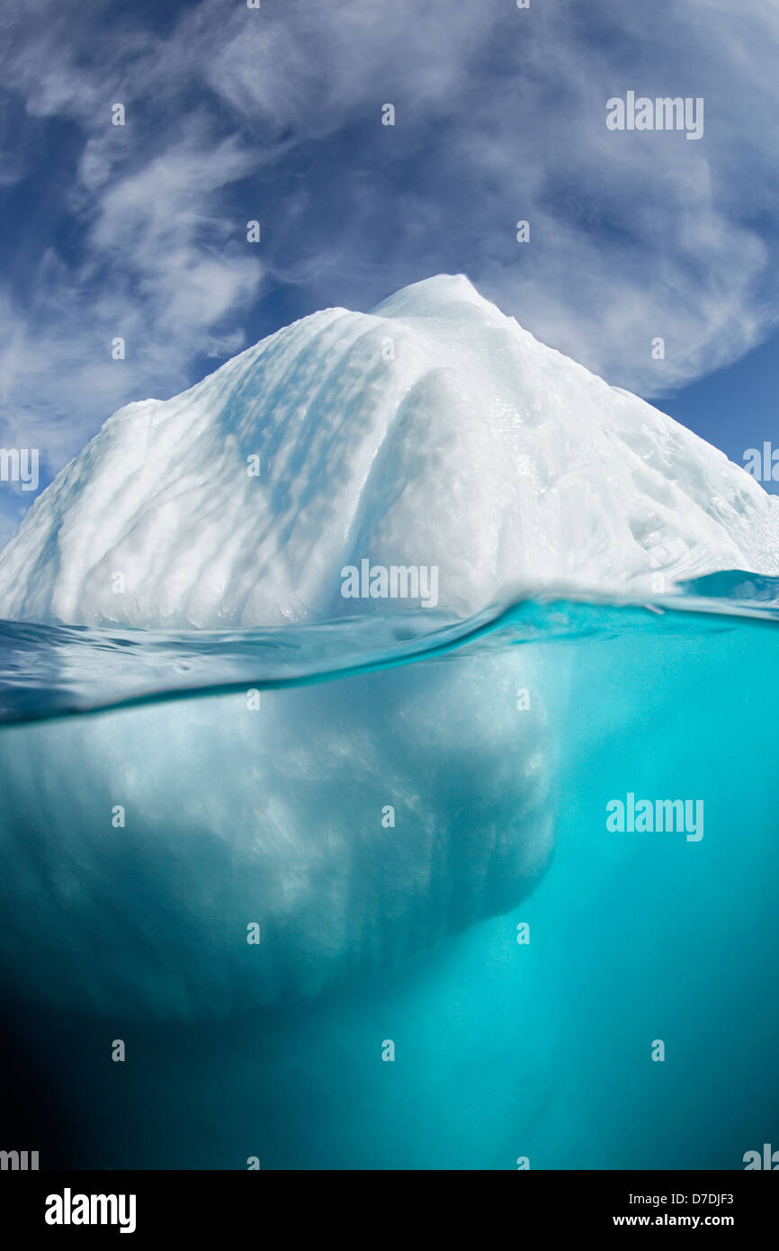 Iceberg sotto l'acqua, fiordo Ammassalik, Groenlandia Foto Stock