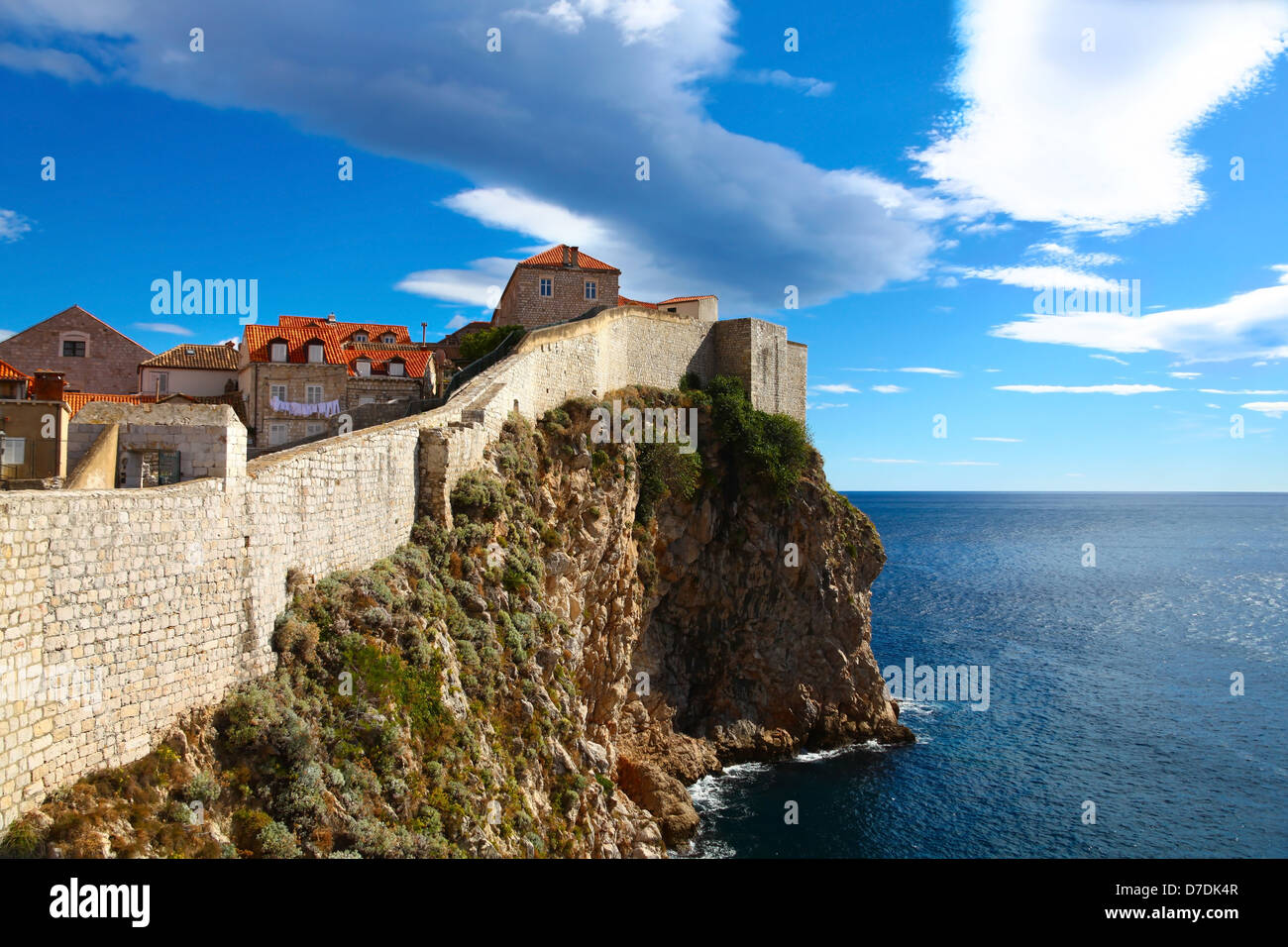 Muro di difesa della città vecchia di Dubrovnik in Croazia con una bellissima vista del mare adriatico Foto Stock