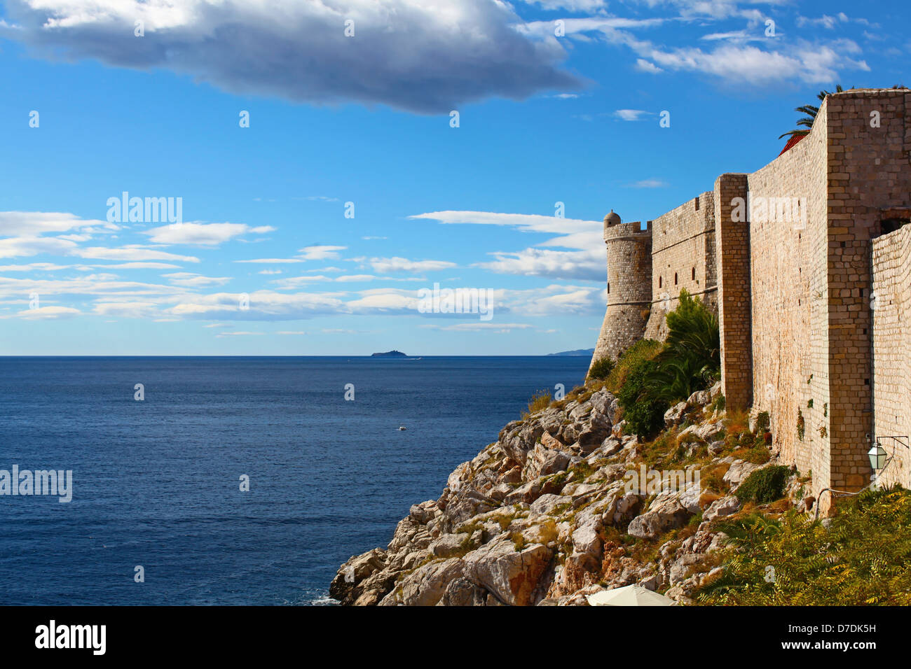 Muro di difesa della città vecchia di Dubrovnik in Croazia con una bellissima vista del mare adriatico Foto Stock