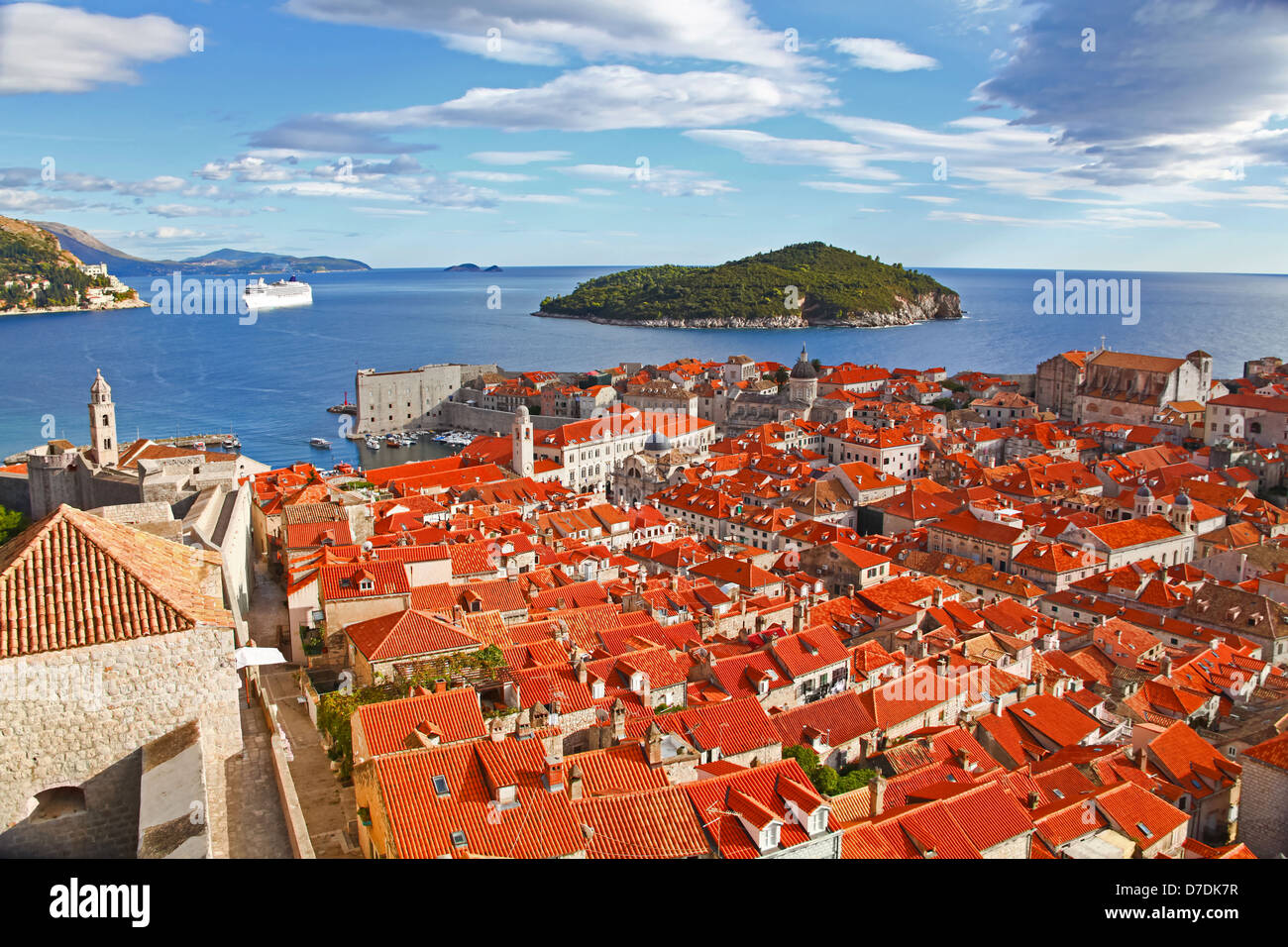 Vista di molti punti di interesse del centro storico della città di Dubrovnik, Croazia. Classico rosso sui tetti della città con il mare Adriatico e isola Foto Stock