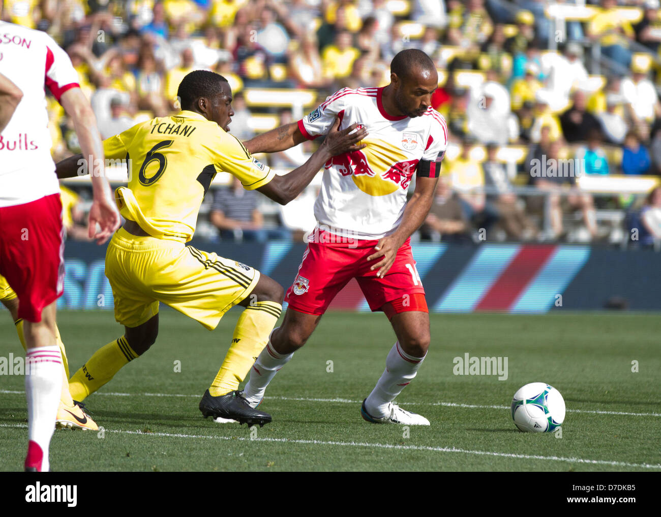 Columbus, UH, STATI UNITI D'AMERICA. Il 4 maggio, 2013. Columbus Crew Tony Tchani (6) difende contro New York Red Bull Thierry Henry (14) come egli cerca di giocare la palla durante il Major League Soccer match tra il New York Red Bulls e il Columbus Crew at Columbus Crew Stadium di Columbus, OH Foto Stock