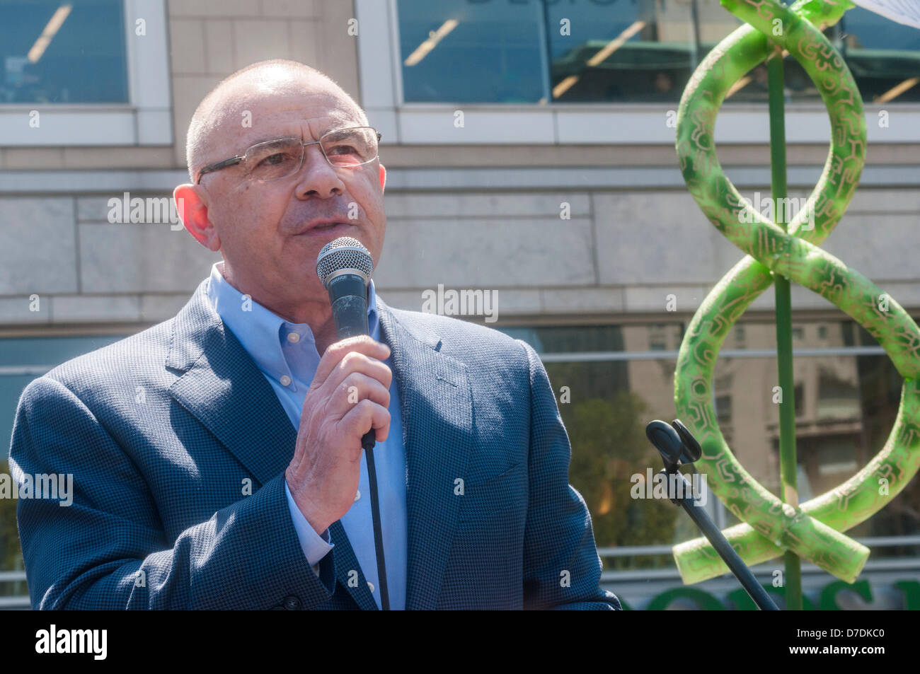 New York, Stati Uniti d'America. Il 4 aprile, 2013. NYC Mayoral Candidate Sal Albanese parlando alla Million Marijuana Rally. Pot fumatori raccogliere in Union Square per il quarantaseiesimo anniversario di milioni di Marijuna Marzo, rally per la legalizzazione in New York Credito: Stacy Rosenstock Walsh/Alamy Live News Foto Stock