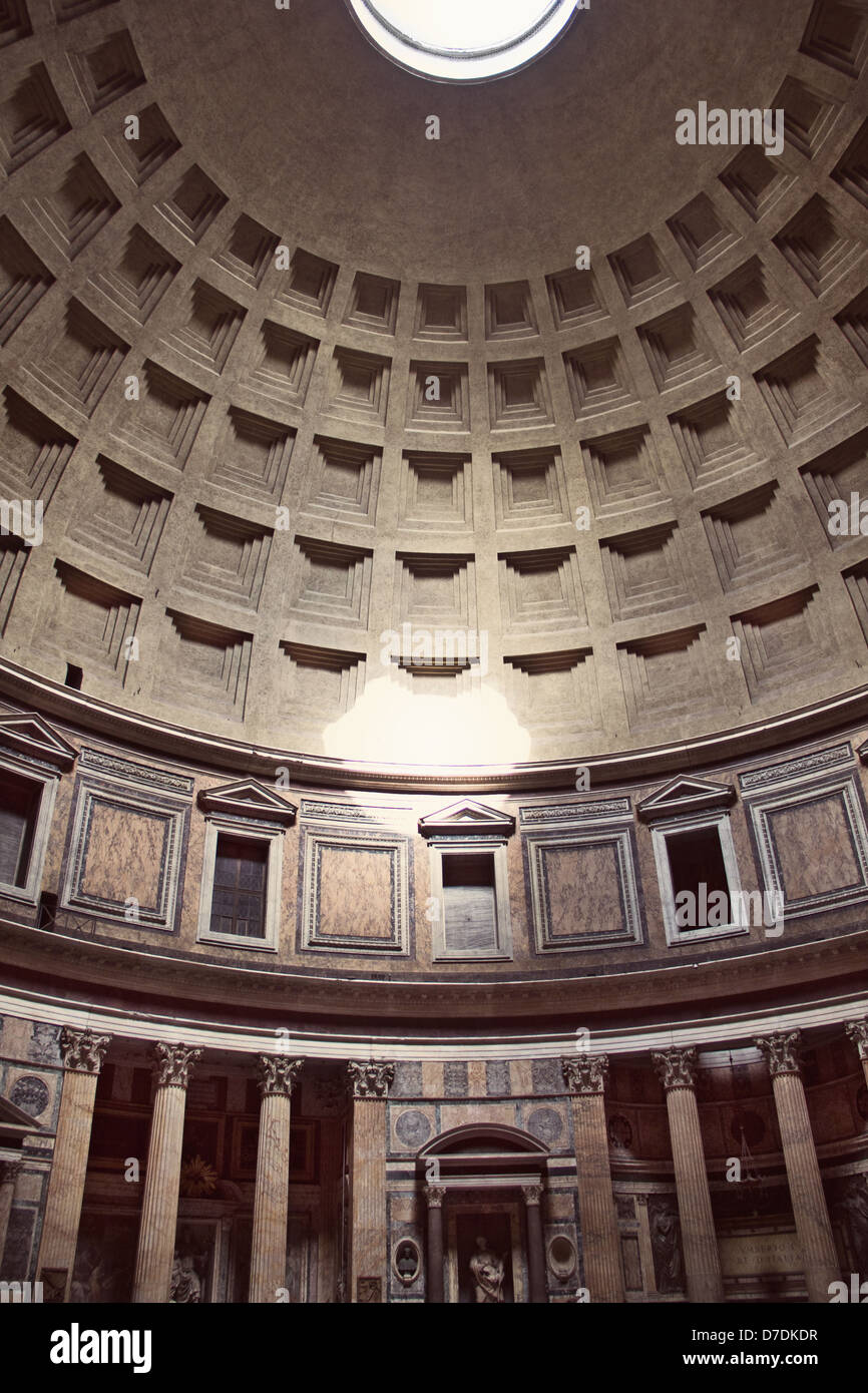 Vista interna della cupola del Pantheon di Roma, Italia. Foto Stock
