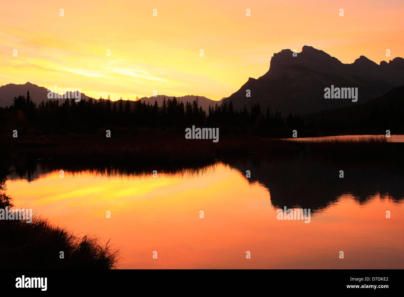 Sunrise a Vermiglio laghi, il Parco Nazionale di Banff, Alberta, Canada Foto Stock