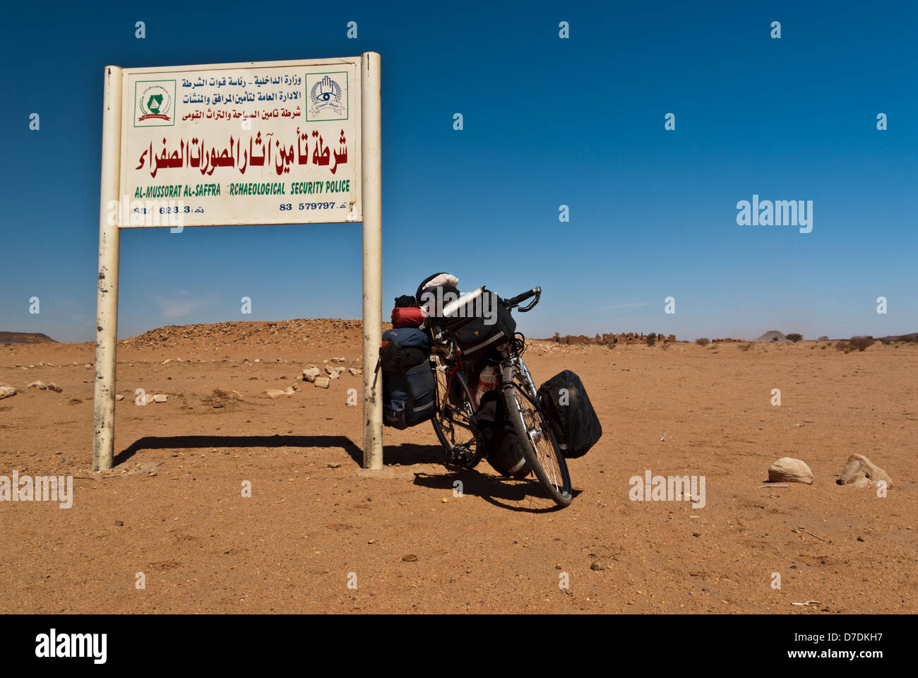Deserto via segno e una bicicletta, Musawwarat es-Sufra, Sudan settentrionale Foto Stock