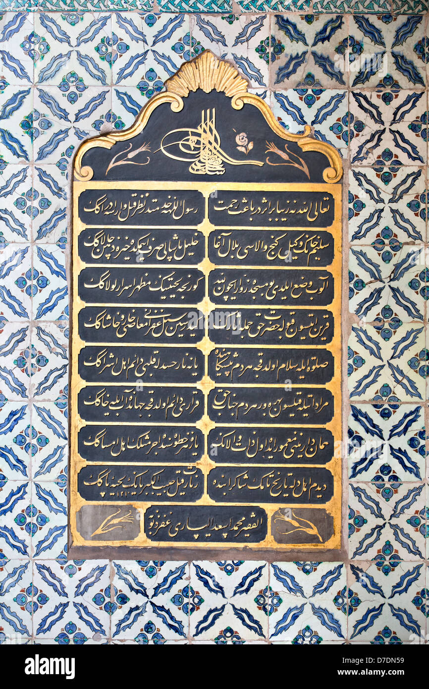 Parete piastrellata nel palazzo Topkapi, Istanbul, Turchia Foto Stock