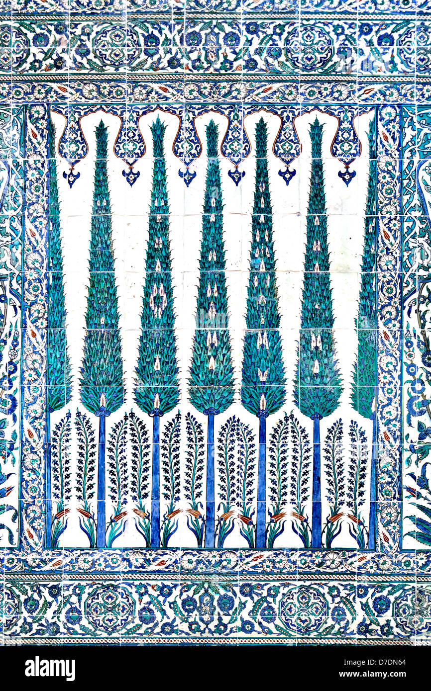 Parete piastrellata nel palazzo Topkapi, Istanbul, Turchia Foto Stock