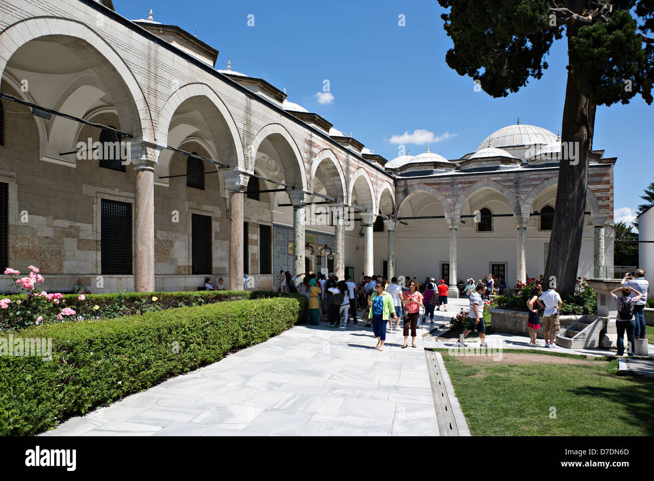 Turista nella parte anteriore del Harem di entrata del Palazzo Topkapi, Istanbul, Turchia Foto Stock