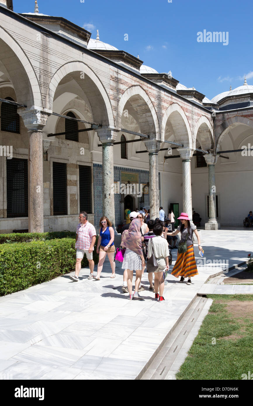 Turista nella parte anteriore del Harem di entrata del Palazzo Topkapi, Istanbul, Turchia Foto Stock