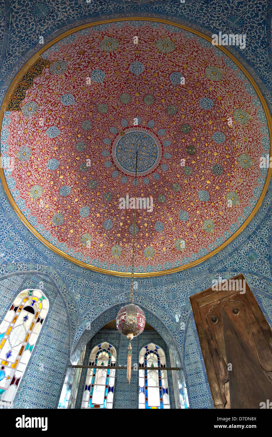 Soffitto rivestito di piastrelle nel palazzo Topkapi, Istanbul, Turchia Foto Stock