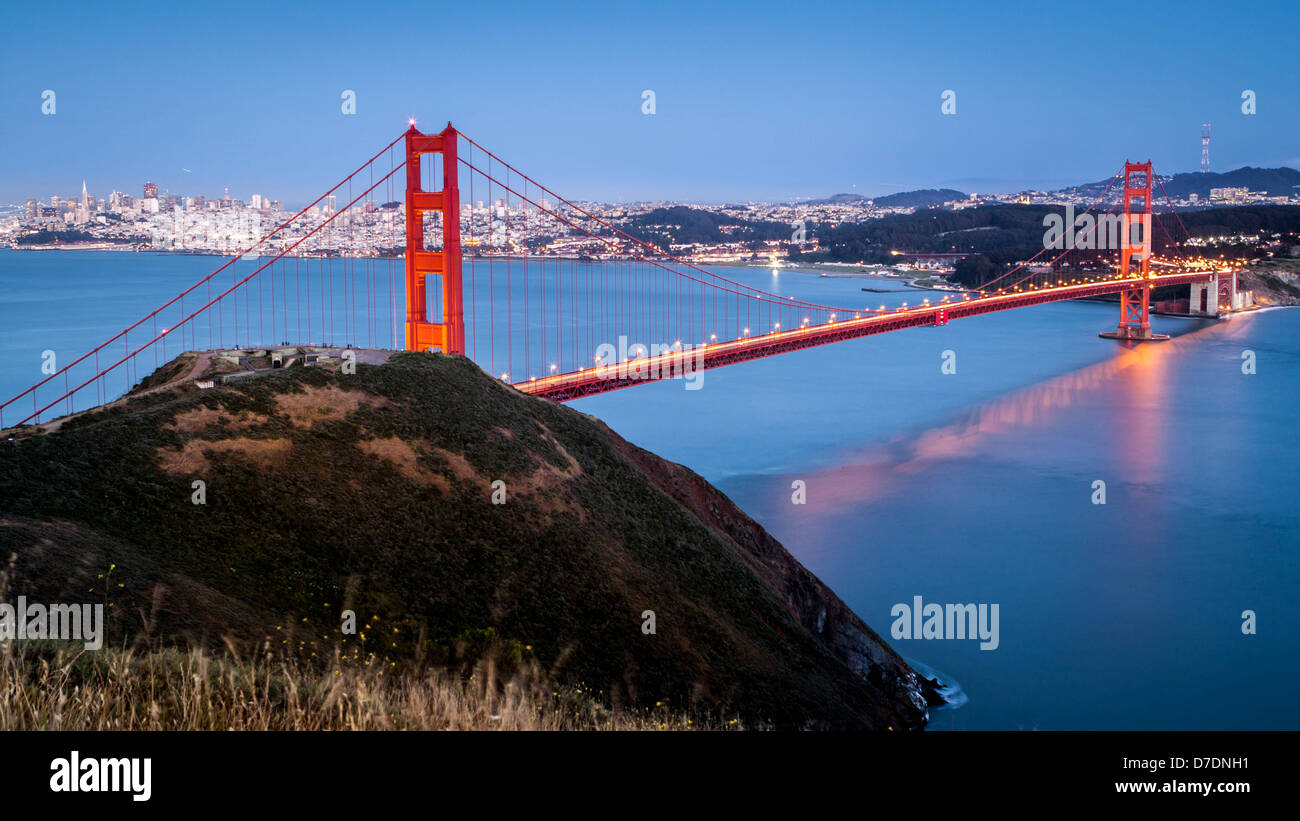 Golden Gate Bridge dopo il tramonto Foto Stock