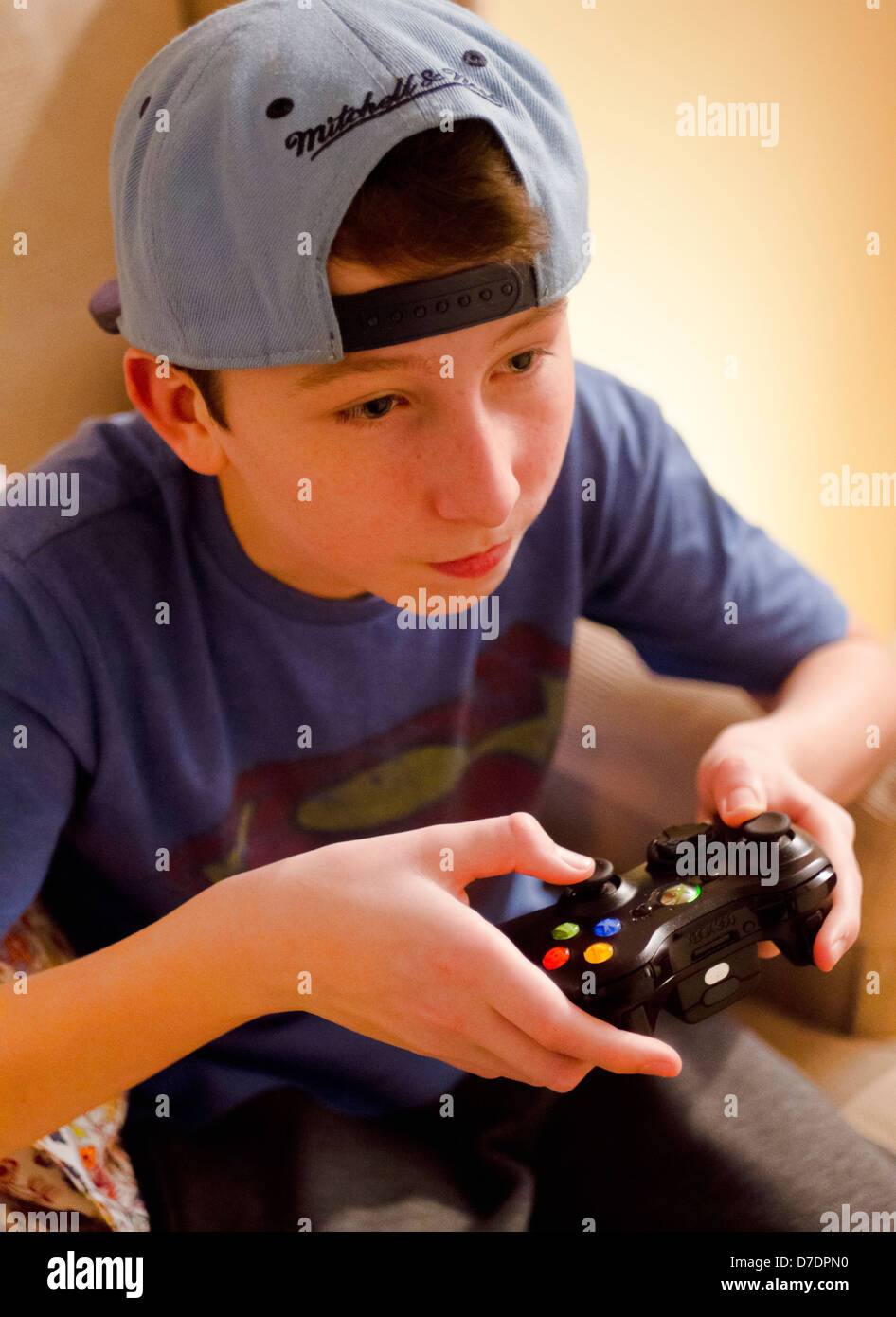 Ragazzo adolescente giocando con la Xbox 360 Video Game. Foto Stock