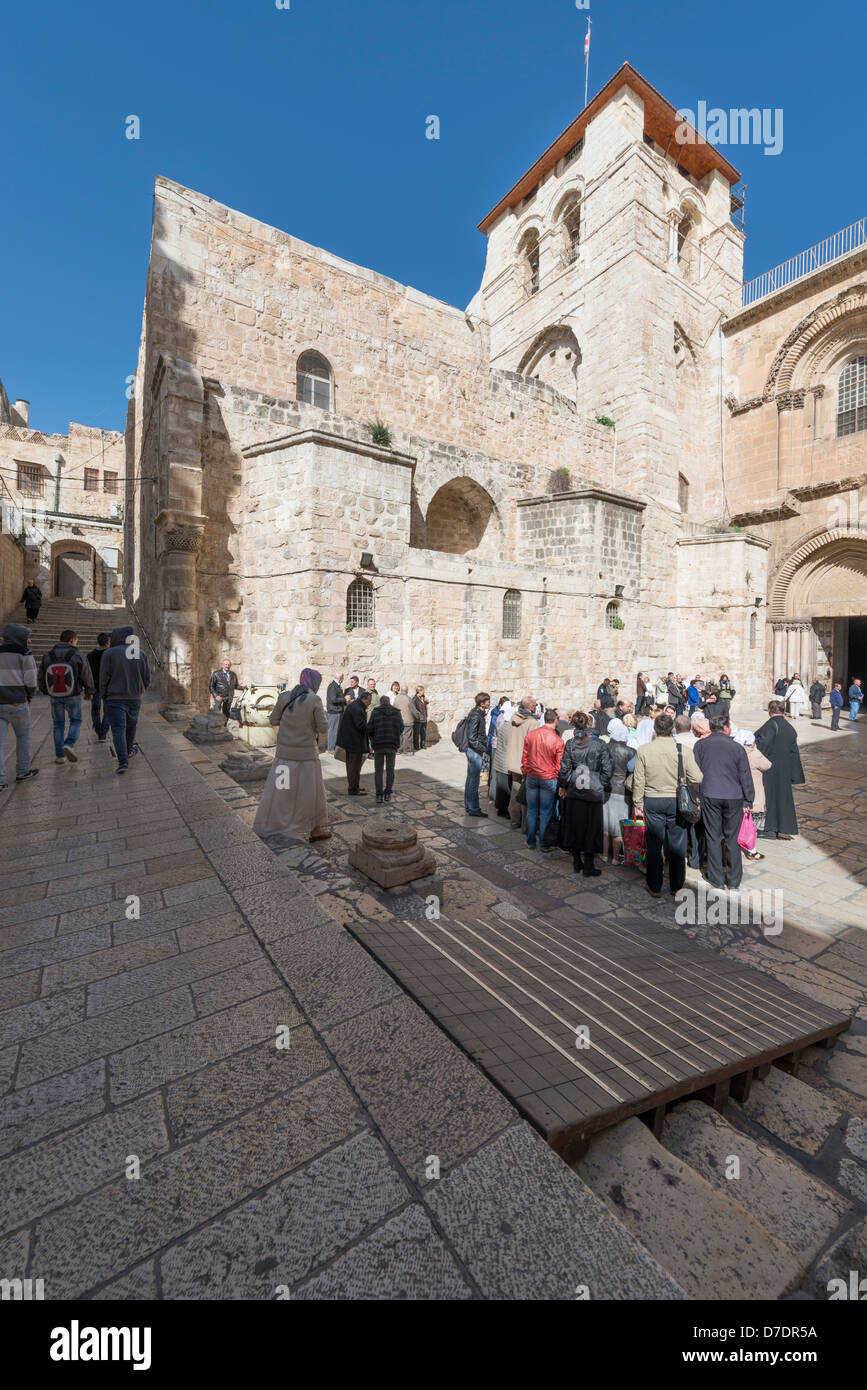 Chiesa del Santo Sepolcro di Gerusalemme con turisti e pellegrini al di fuori Foto Stock