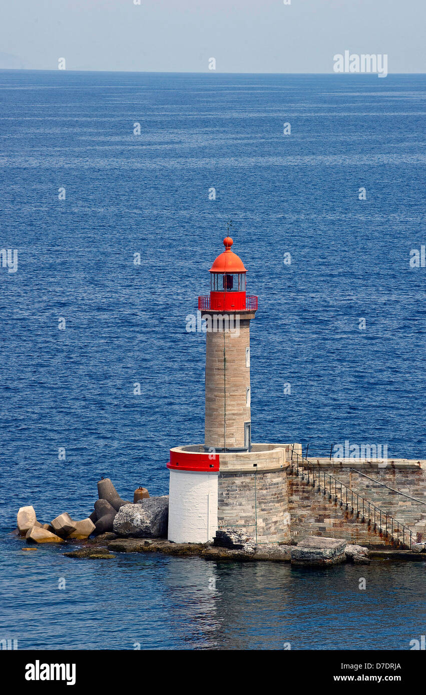Faro per segnare l'entrata al Porto di Bastia, isola francese nel Mediterraneo. Foto Stock
