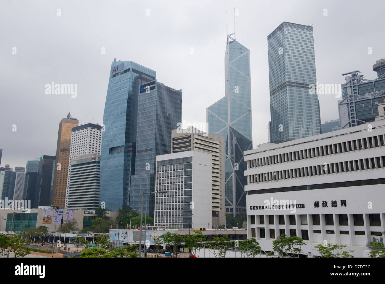 Vista dell'Isola di Hong Kong dal molo dei traghetti nel centro di Hong Kong. AIA, Banca di Cina e il principale centro di Post Office, Foto Stock