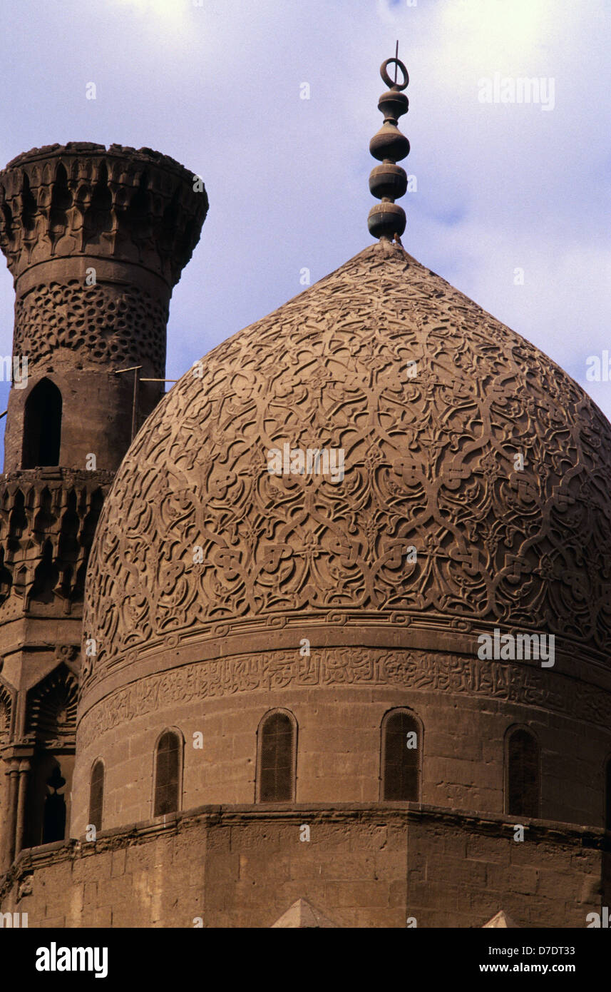 Muqarnas arabesque incisioni del mausoleo e complesso della moschea del sultano al-Ashraf Qaytbay o Qaitbay nella città dei morti o necropoli del Cairo nel sud-est del Cairo, Egitto. Foto Stock